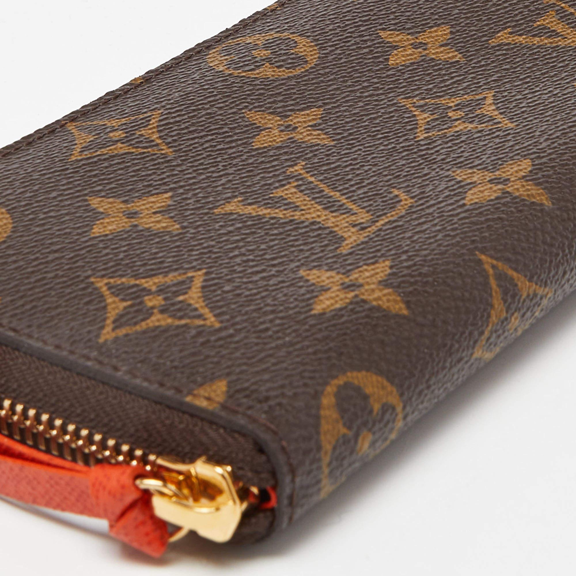 This LV wallet is an immaculate balance of sophistication and rational utility. It has been designed using prime quality materials and elevated by a sleek finish. The creation is equipped with ample space for your monetary