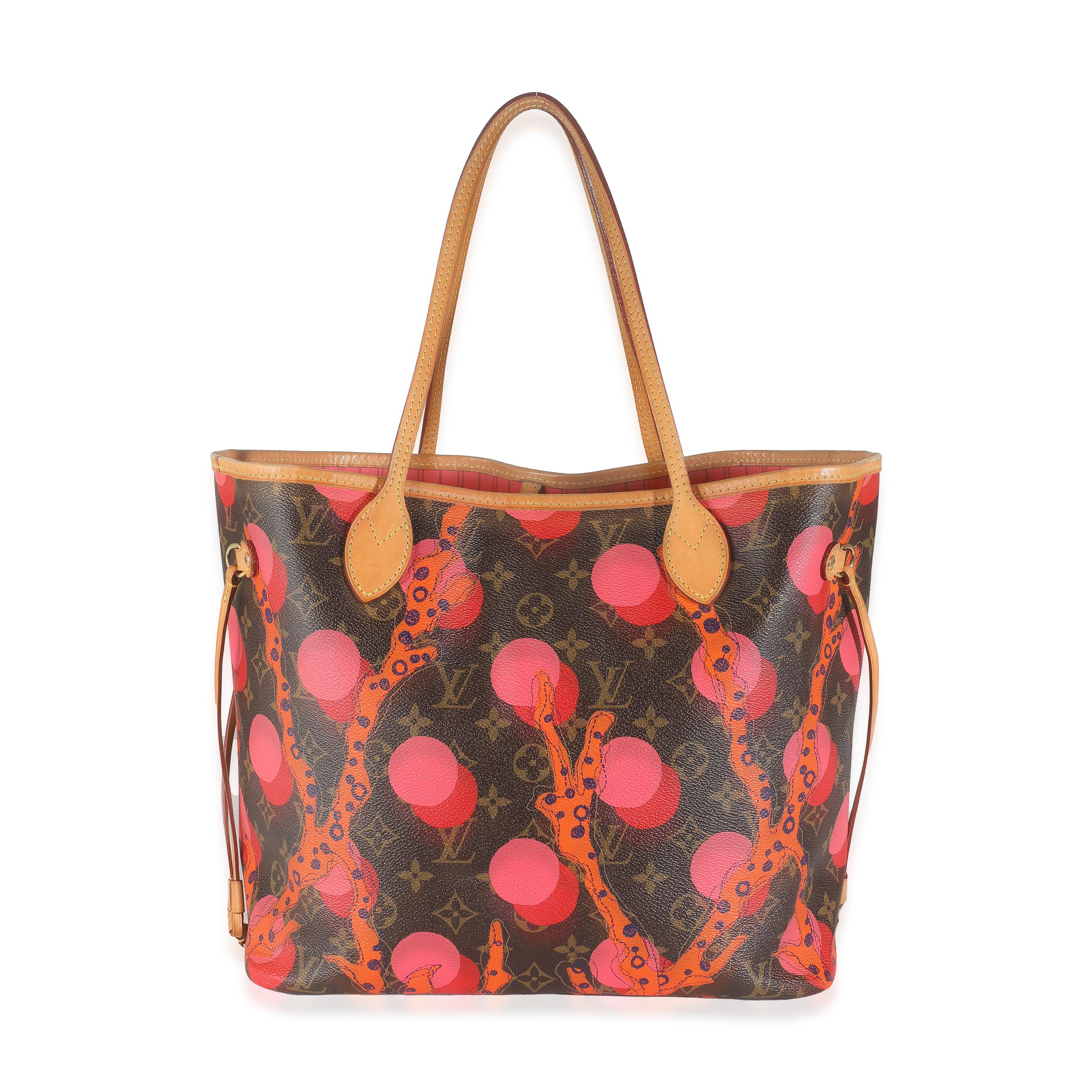 Titre de la liste : Louis Vuitton Monogram Canvas Ramages Neverfull MM
SKU : 143357
Condit : Usagé 
Description de l'état : Sorti en 2007, le sac Neverfull de Louis Vuitton est devenu l'un des styles les plus établis de la Maison. Disponible dans