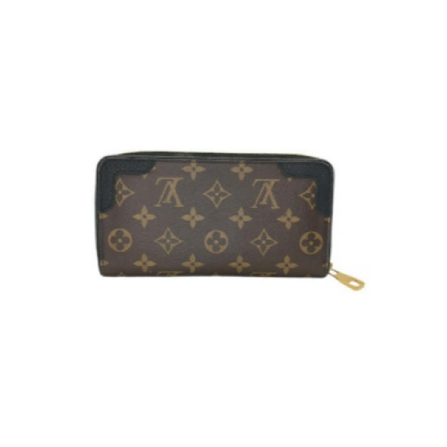 Il portafoglio Louis Vuitton Black Monogram Canvas Retiro Zippy Continental è un portafoglio elegante e funzionale caratterizzato dall'iconica tela Monogram con finiture in pelle nera. Ha una chiusura a cerniera avvolgente e un interno ben