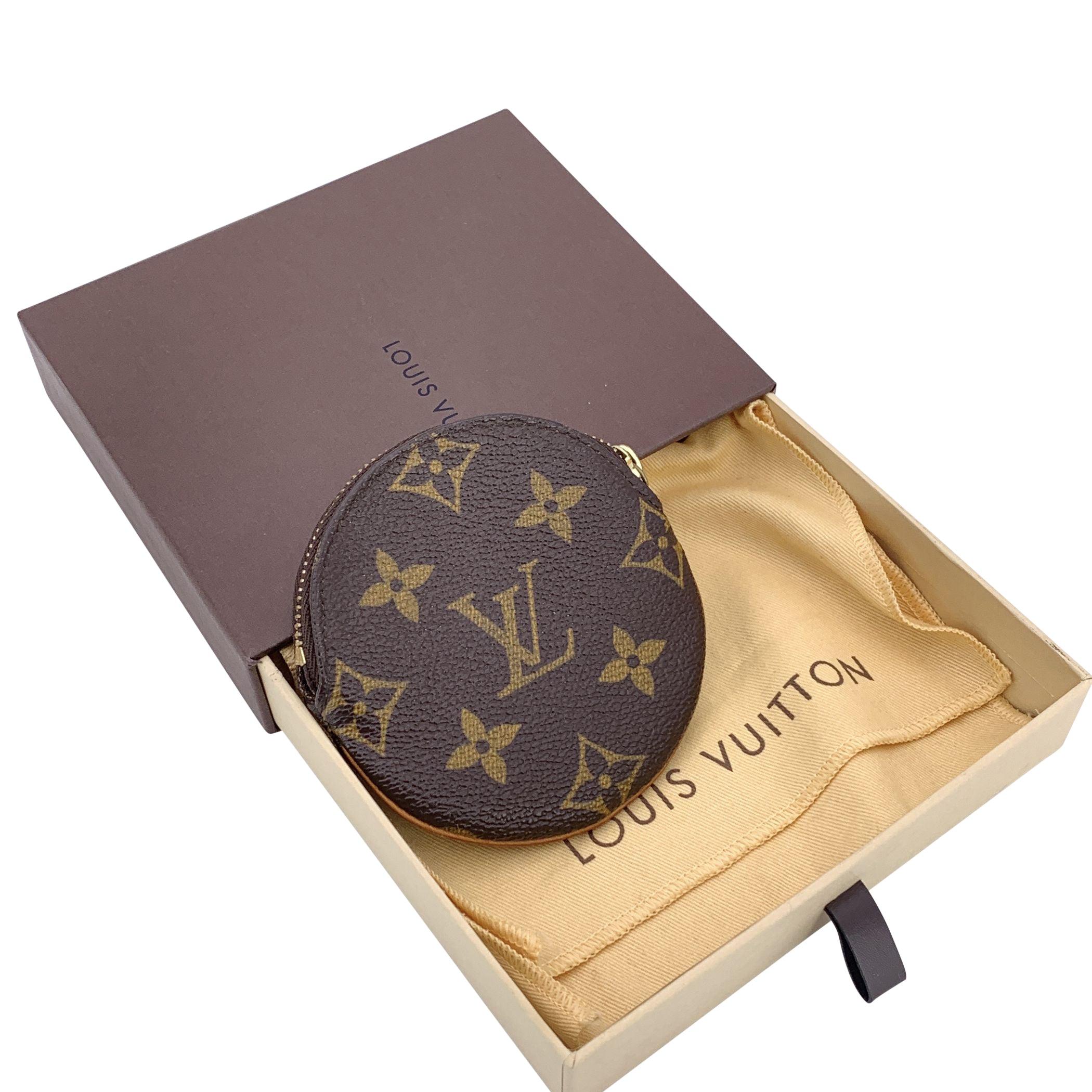 Questo portamonete rotondo Monogram, un piccolo pezzo di magia Louis Vuitton, è la prova che il grande stile arriva anche nelle confezioni più piccole. Questo piccolo gioiello si distingue per il suo fascino iconico. Realizzata con la classica tela
