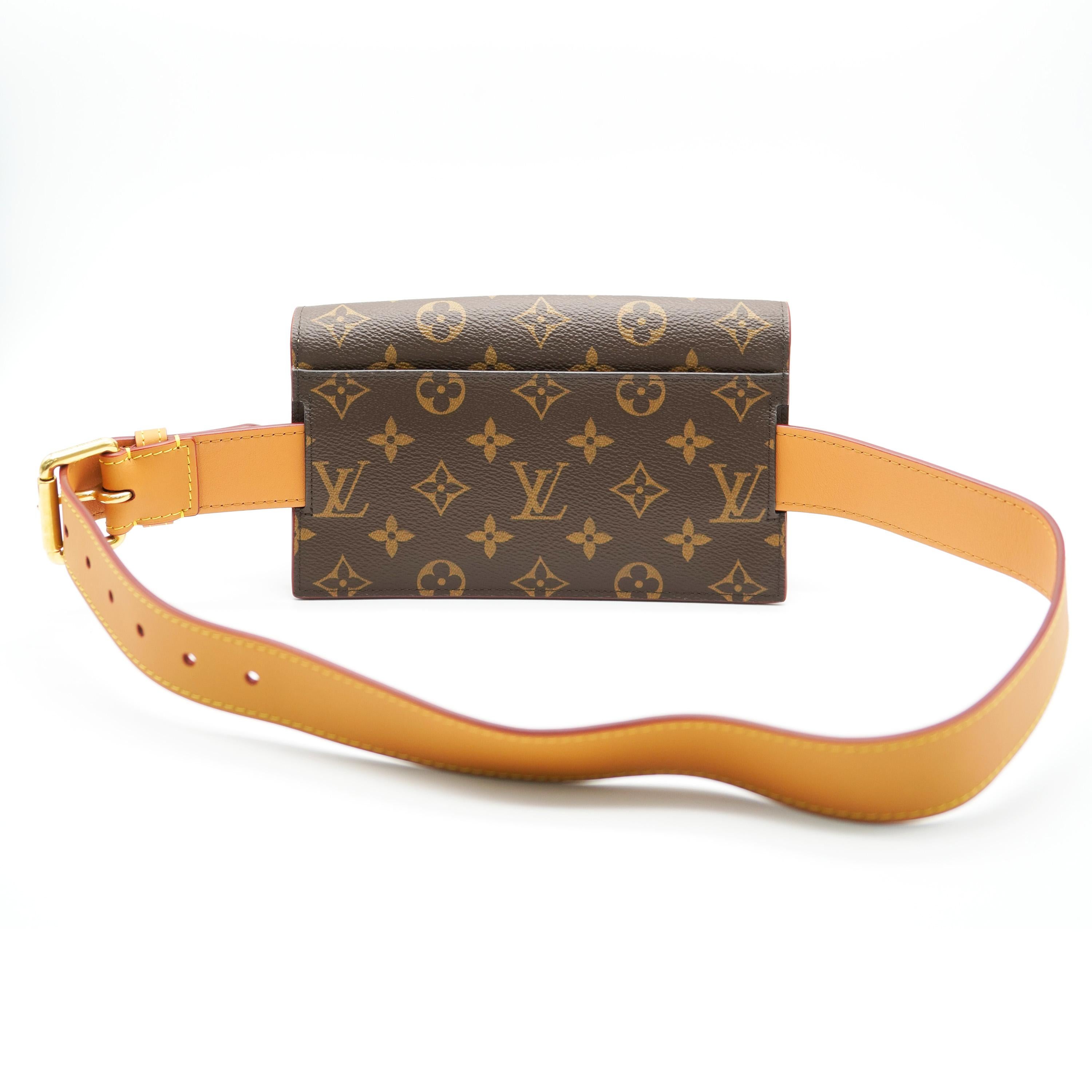 Titolo dell'elenco: Louis Vuitton Monogram Canvas S Lock Marsupio da Cintura
SKU: 138592
Condizioni: Usato 
Condizioni della borsa: Eccellente
Commenti sulle condizioni: L'articolo è in ottime condizioni e presenta leggeri segni di usura.  Lievi