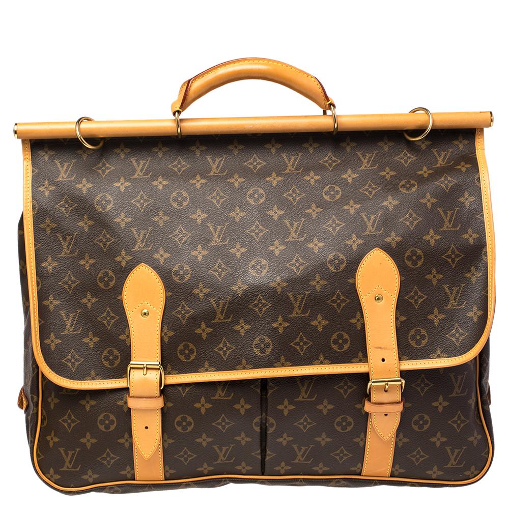 Diese praktische Louis Vuitton Sac Chasse Hunting Tasche ist aus braunem:: mit Monogramm beschichtetem Canvas gefertigt. Sie verfügt über hellbraune Lederbesätze:: einen gerollten Henkel auf einem strukturierten Oberteil und einen verstellbaren