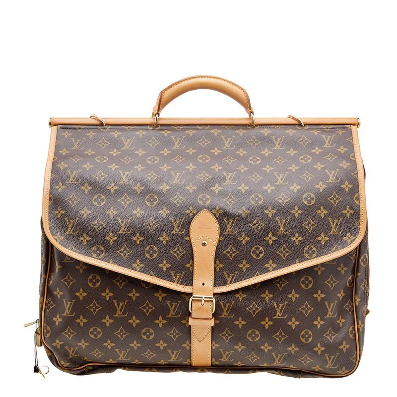 This practical Louis Vuitton Sac Chasse Hunting bag has been crafted from monogram coated canvas and tan leather. It features a rolled handle on the structured top and an adjustable shoulder strap. The size is adjustable and expandable with side
