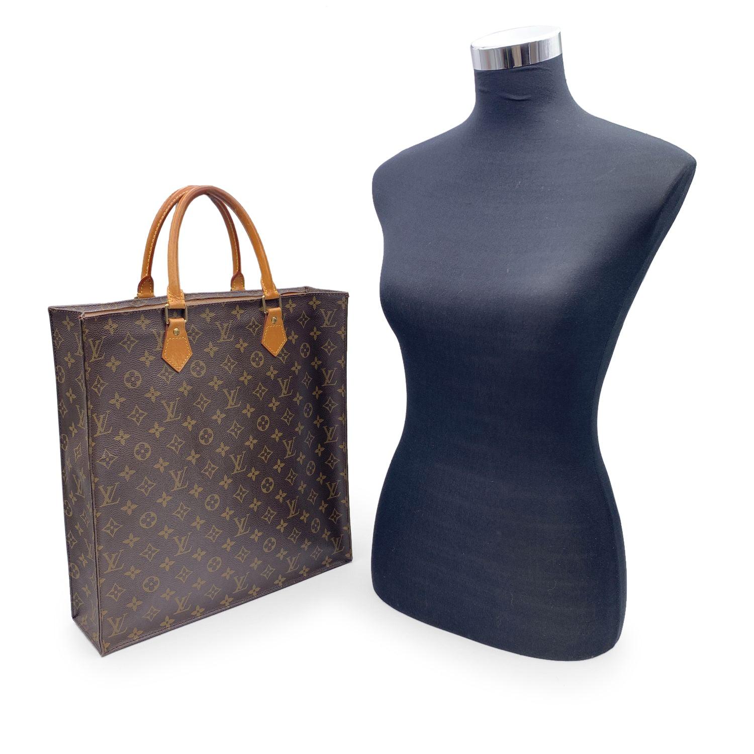 Vintage LOUIS VUITTON 'Sac Plat' tote bag in timeless monogram canvas. Rectangular box shape and open top. Double rounded leather top handles. Canvas lining. 'LOUIS VUITTON - Made in France' tag inside. Data code inside the interior pocket Condition