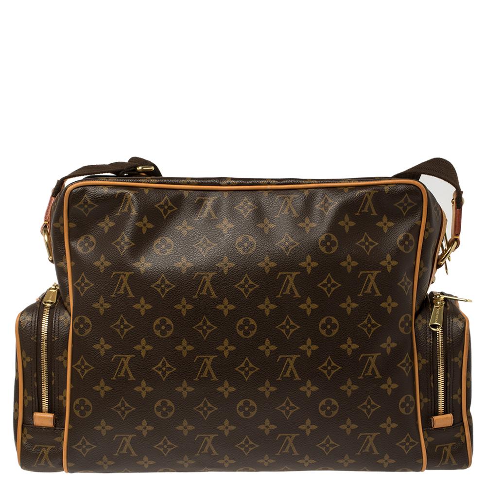 Diese Tasche von Louis Vuitton ist perfekt für Ihr modisches Spiel und besticht durch Stil und Handwerkskunst. Die in Frankreich gefertigte Tasche besteht aus Monogram Canvas und Leder und ist mit goldfarbenen Beschlägen versehen. Die Tasche wird