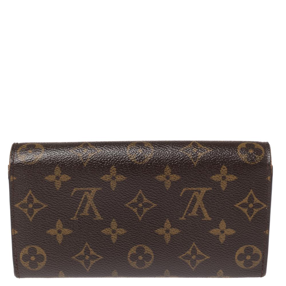One of Louis Vuitton's classic models, this Sarah wallet is stylish and perfect for everyday use. Created from monogram canvas, its elegant front flap design conceals a spacious leather interior. This is a perfect choice to keep all essentials in