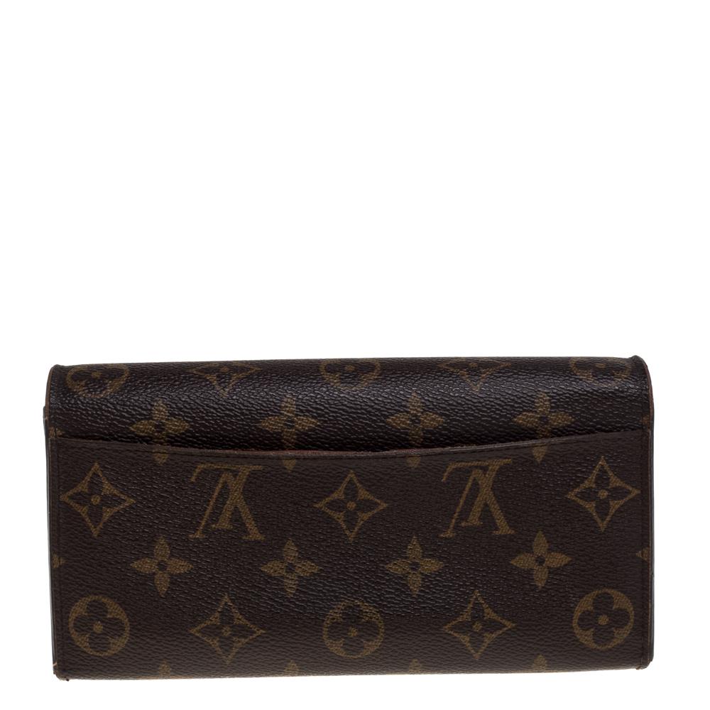 One of the most famous wallets by Louis Vuitton is the Sarah. This one here comes made from Monogram canvas and the button on the flap opens to an interior with multiple card slots and a zip pocket. Perfect in size, this wallet can easily fit inside
