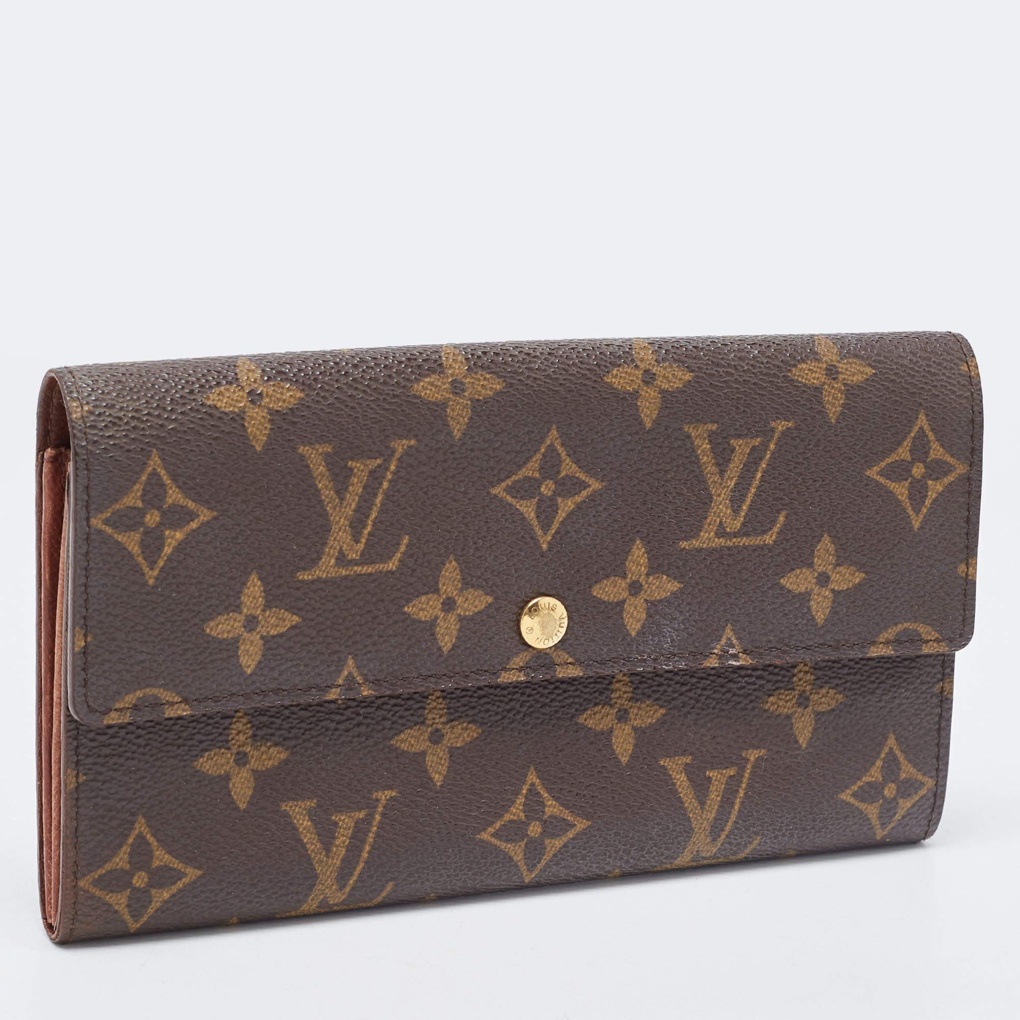 A beautiful wallet for stylish women, this LV wallet is perfect to be carried solo or inside your tote while you step out to run errands. It is a durable accessory.

