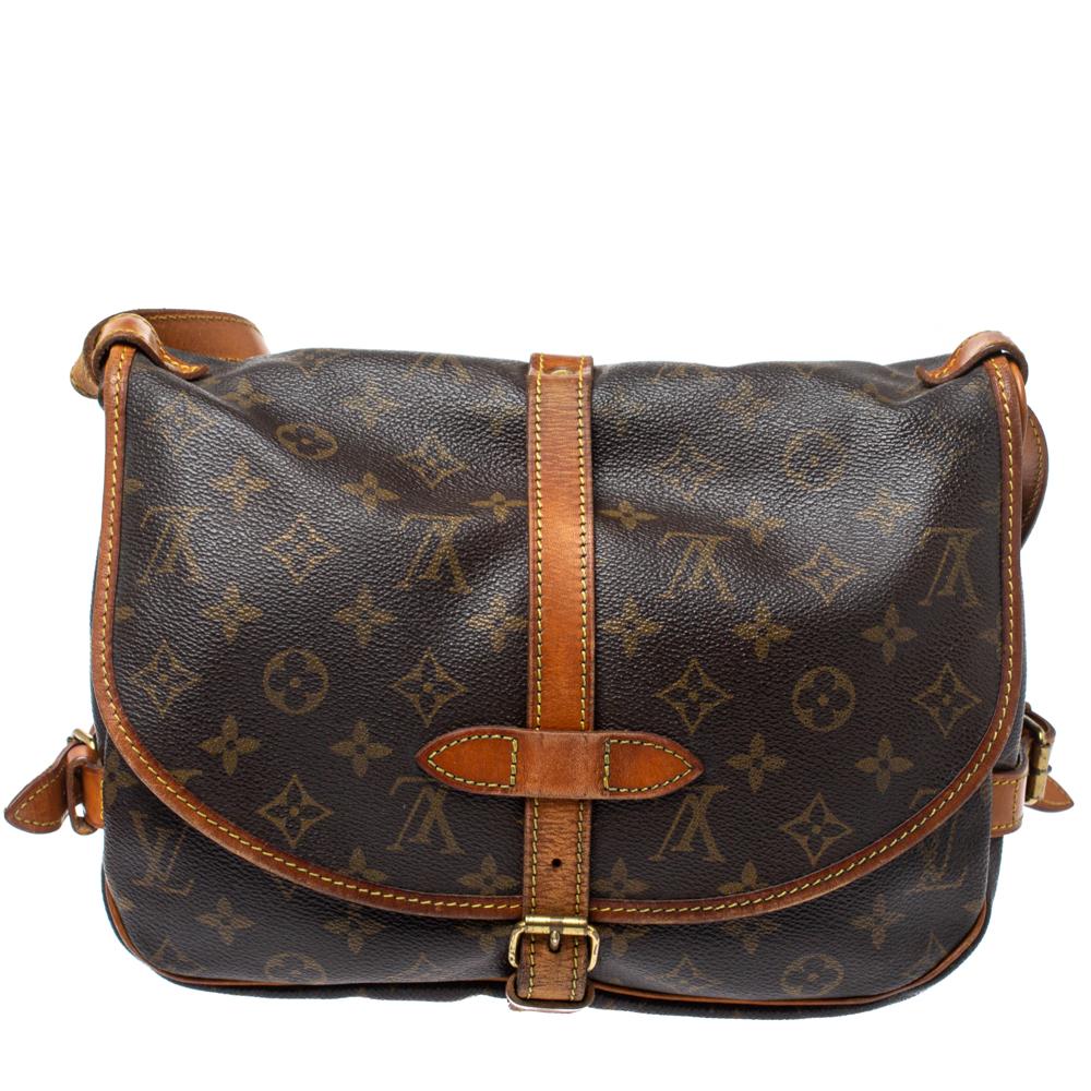 Inspired by equestrian ‘SADDLE’ design, this bag by Louis Vuitton is crafted from monogram canvas into a timeless design. This bag features canvas compartments, held together with belts on the sides. Its adjustable long shoulder strap comes with a