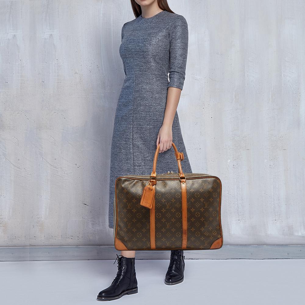 This Sirius 45 suitcase from the house of Louis Vuitton is an accessory you will turn to when you have travel plans. It has been crafted using the best kind of materials to be appealing as well as durable. It's a worthy investment. 