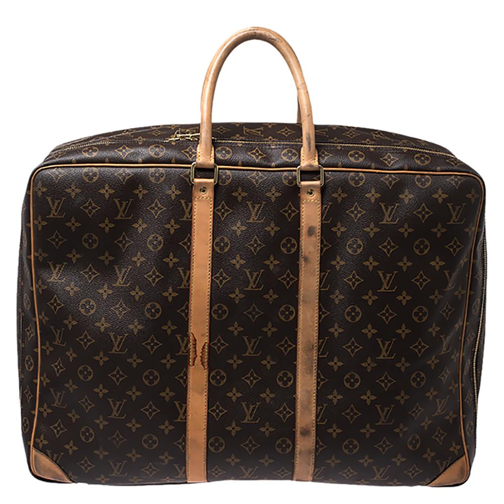 To elevate your travelling experience, Louis Vuitton brings you this reliable suitcase. It has been crafted from the brand's signature monogram canvas and leather trims. Equipped with two top handles, and one main zip compartment lined with canvas,