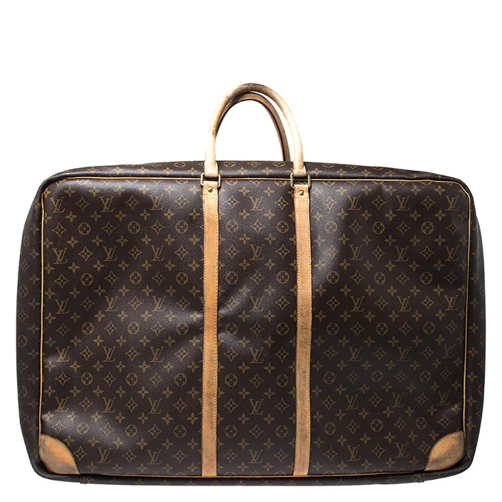 To elevate your travelling experience, Louis Vuitton brings you this reliable suitcase. It has been crafted from the brand's signature monogram canvas and leather trims. Equipped with two top handles, and one main zip compartment lined with canvas,
