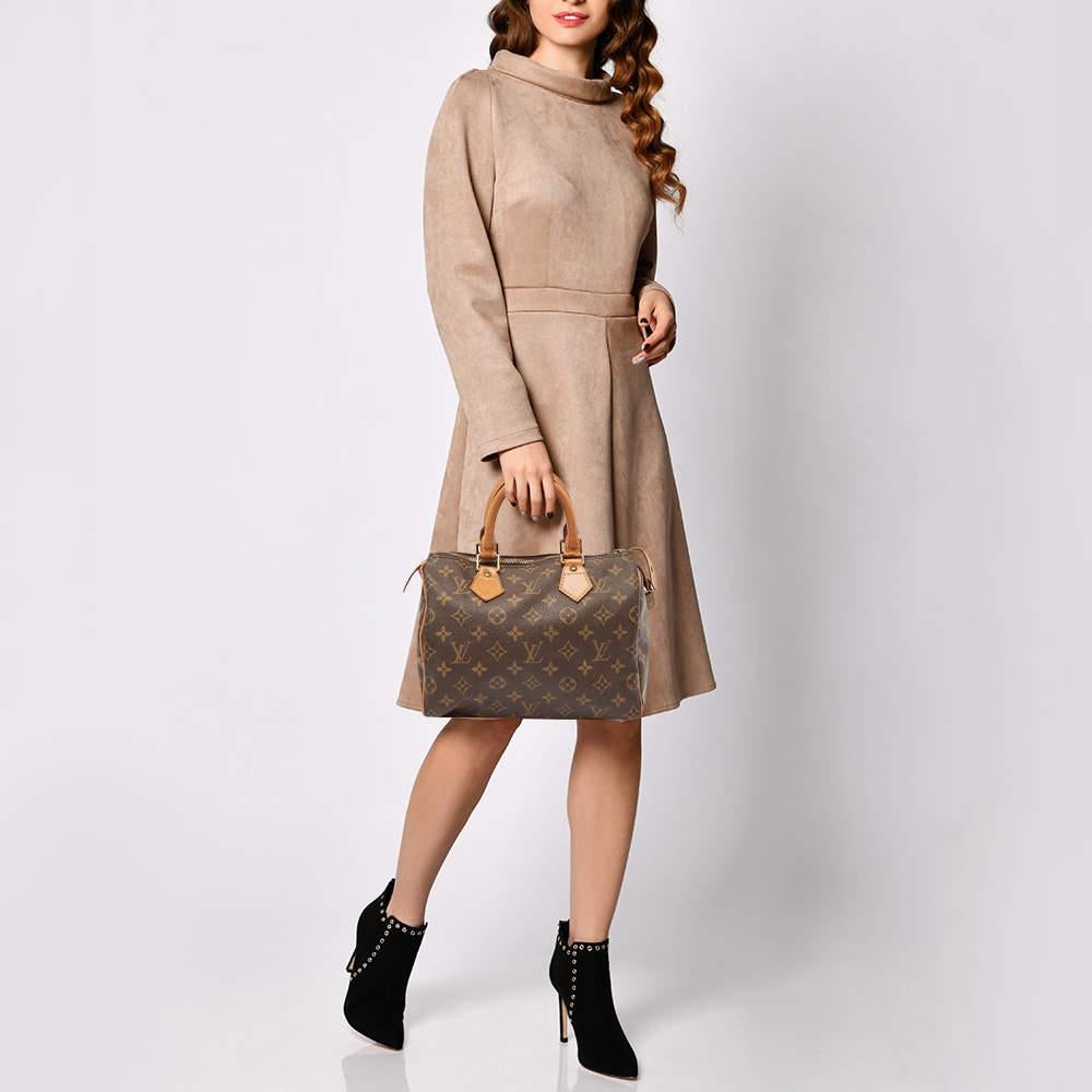 This Speedy 25 bag from Louis Vuitton offers unparalleled style and luxury. It is made from Monogram canvas and leather into a classy silhouette. It comes with gold toned accents and dual handles. A true classic in appearance and design  this bag is