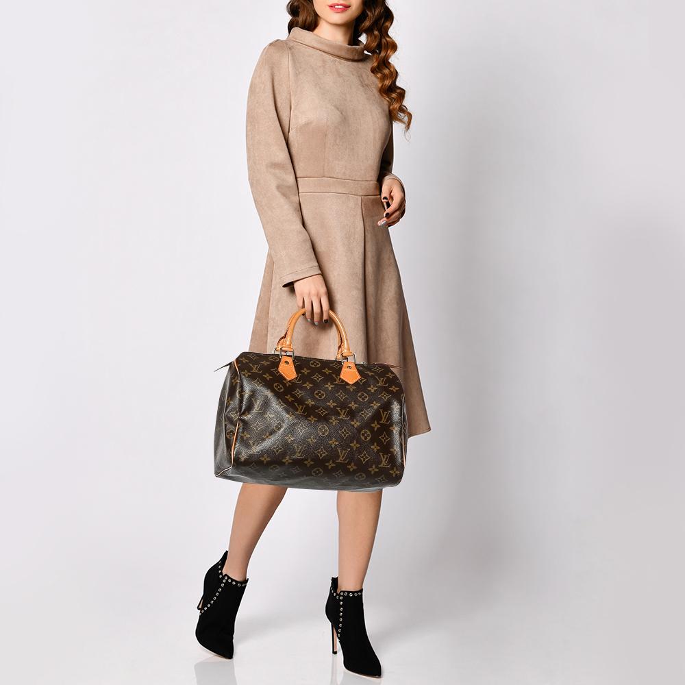 The iconic Speedy from Louis Vuitton was first created for everyday use as a smaller version of their famous Keepall bag. We have here the Speedy 25 in monogram canvas! This Speedy comes crafted from coated canvas as well as leather with two handles