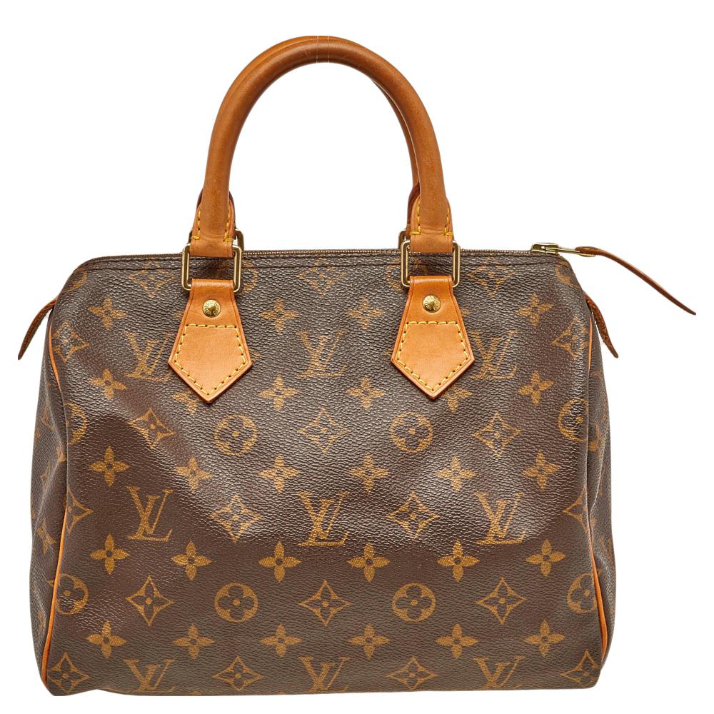 Calificado como uno de los mejores bolsos de la historia de la moda de lujo, el Speedy de Louis Vuitton se creó en un principio para el uso diario como una versión más pequeña de su famoso bolso Keepall. Este Speedy está fabricado en lona recubierta