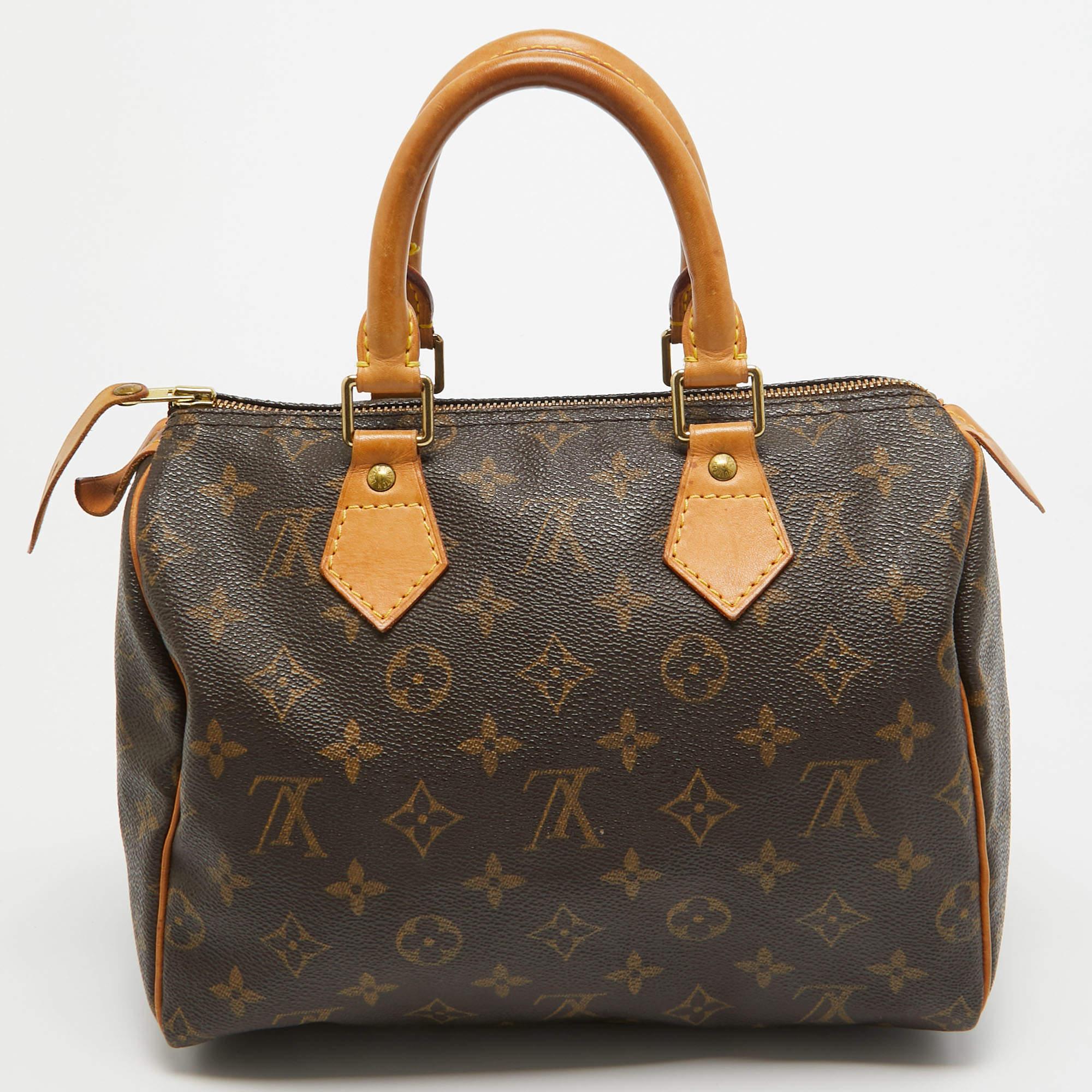 L'emblématique Speedy de Louis Vuitton a d'abord été créé pour un usage quotidien, comme une version plus petite de leur célèbre sac Keepall. Nous avons ici le Speedy 25 en toile monogramme ! Ce Speedy est fabriqué en toile enduite et en cuir, avec