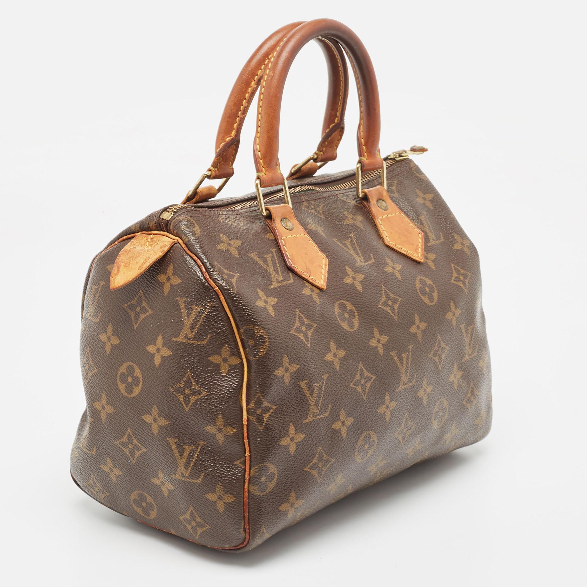Louis Vuitton Monogrammierte Speedy 25 Tasche aus Segeltuch im Zustand „Gut“ im Angebot in Dubai, Al Qouz 2
