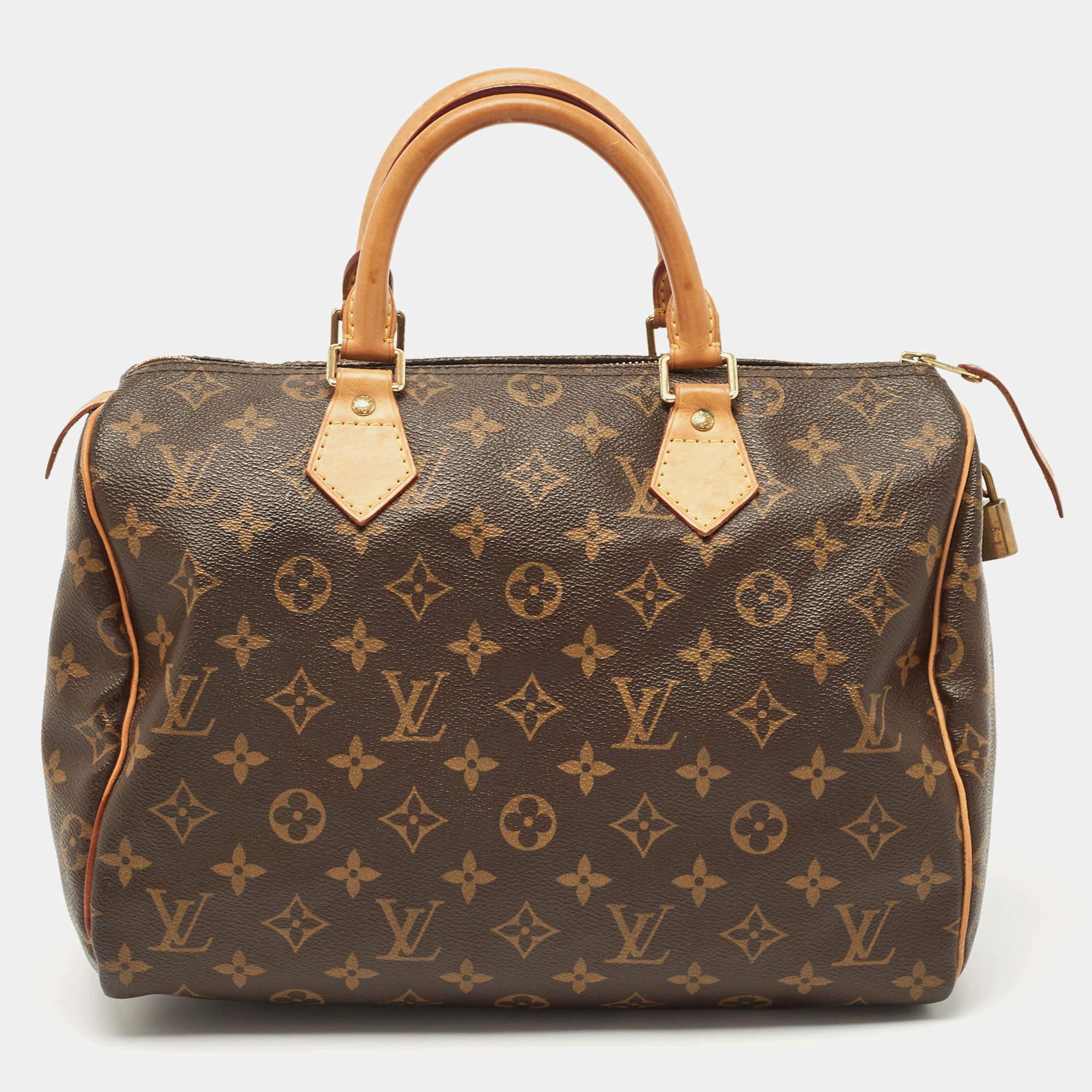 Created to provide you with everyday ease, this Louis Vuitton Speedy 30 bag features dual top handles and a roomy canvas-lined interior. The usage of signature Monogram canvas in its construction offers instant brand identification. Gold-tone