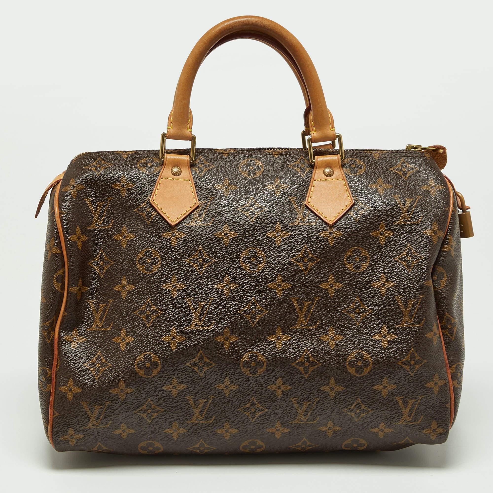 Created to provide you with everyday ease, this Louis Vuitton Speedy 30 bag features dual top handles and a roomy canvas-lined interior. The usage of the signature Monogram canvas in its construction offers instant brand identification. Gold-tone