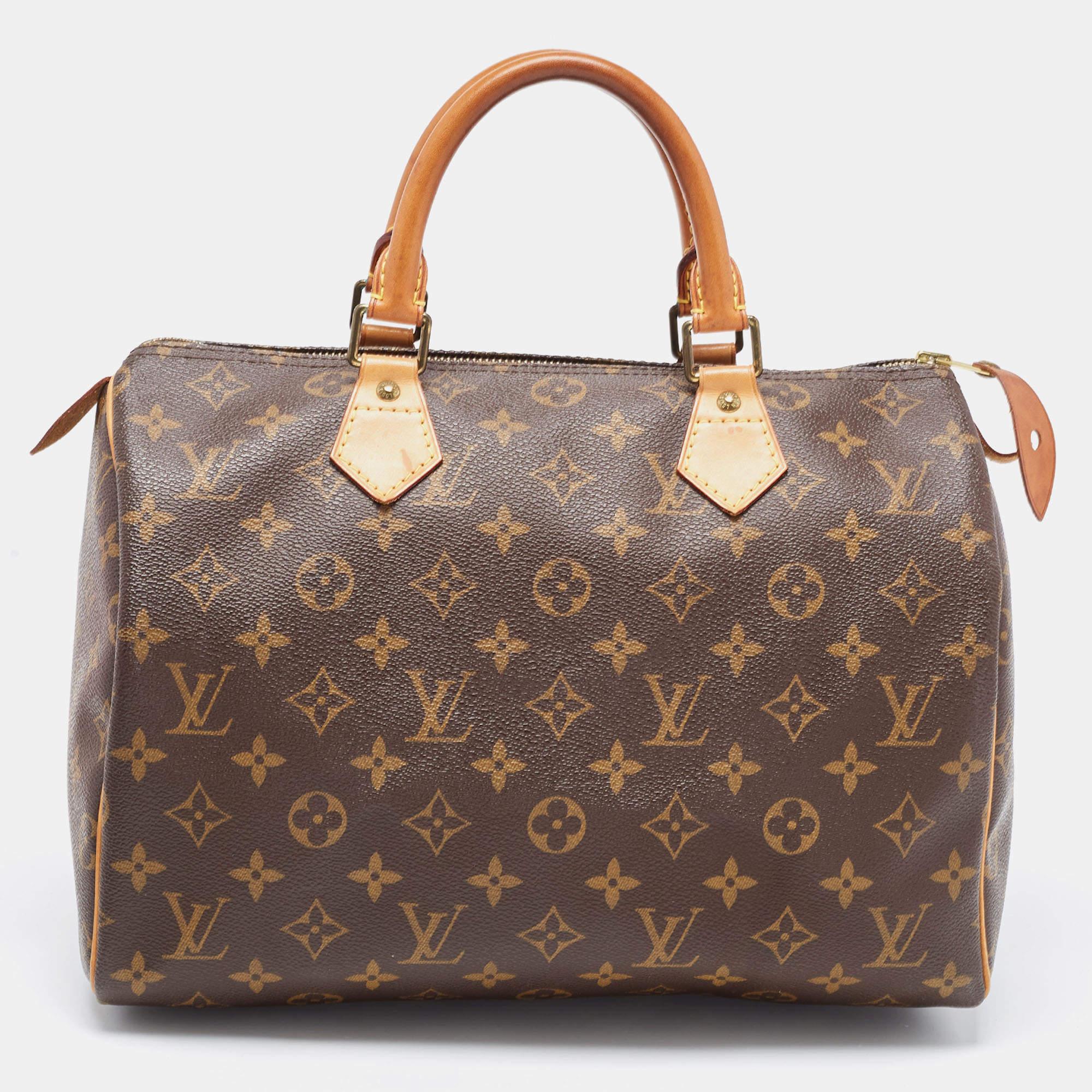 Created to provide you with everyday ease, this Louis Vuitton Speedy 30 bag features dual handles and a roomy canvas-lined interior. The usage of the signature monogram canvas in its construction offers instant brand identification. Gold-tone