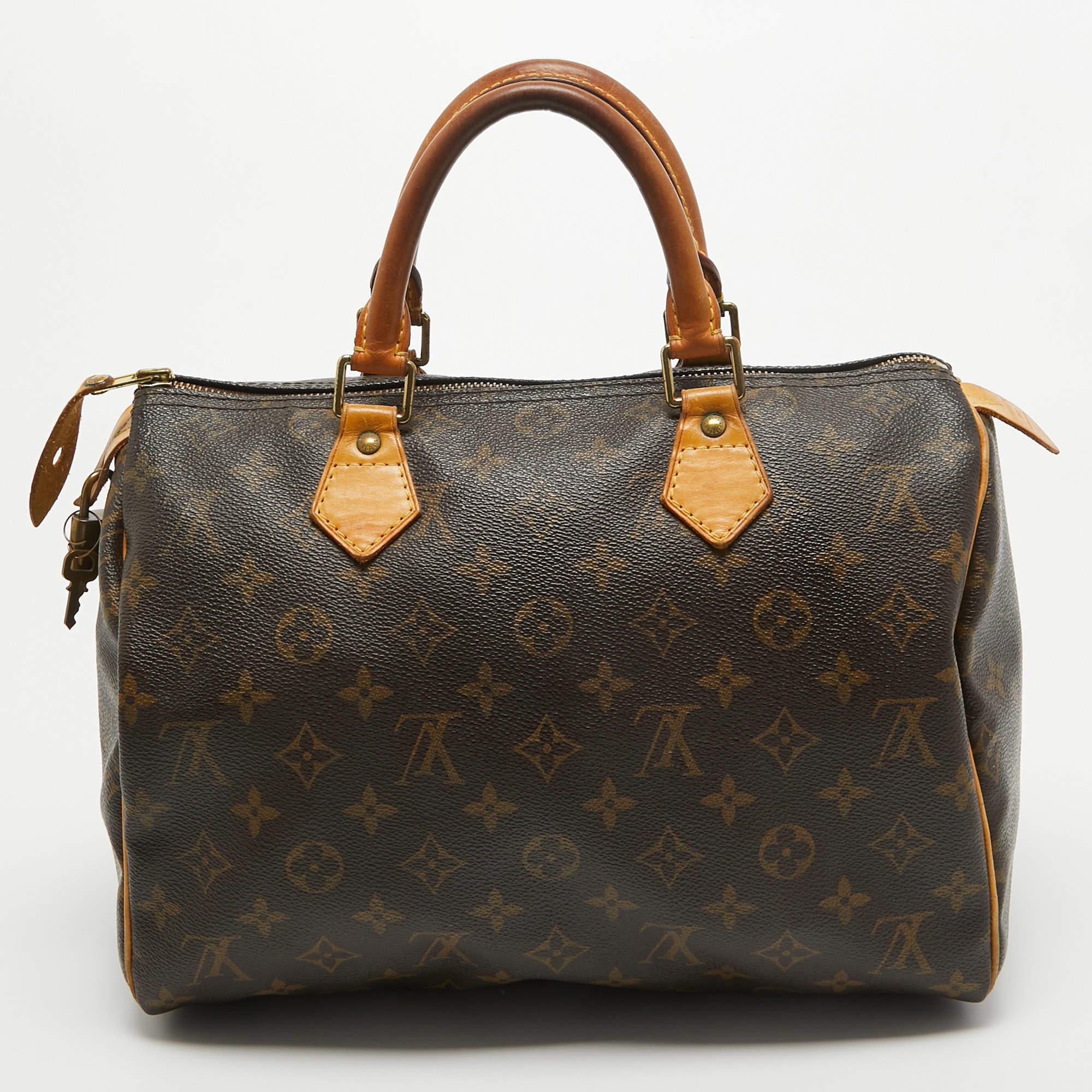 Created to provide you with everyday ease, this Louis Vuitton Speedy 30 bag features dual handles and a roomy canvas-lined interior. The usage of the signature monogram canvas in its construction offers instant brand identification. Gold-tone
