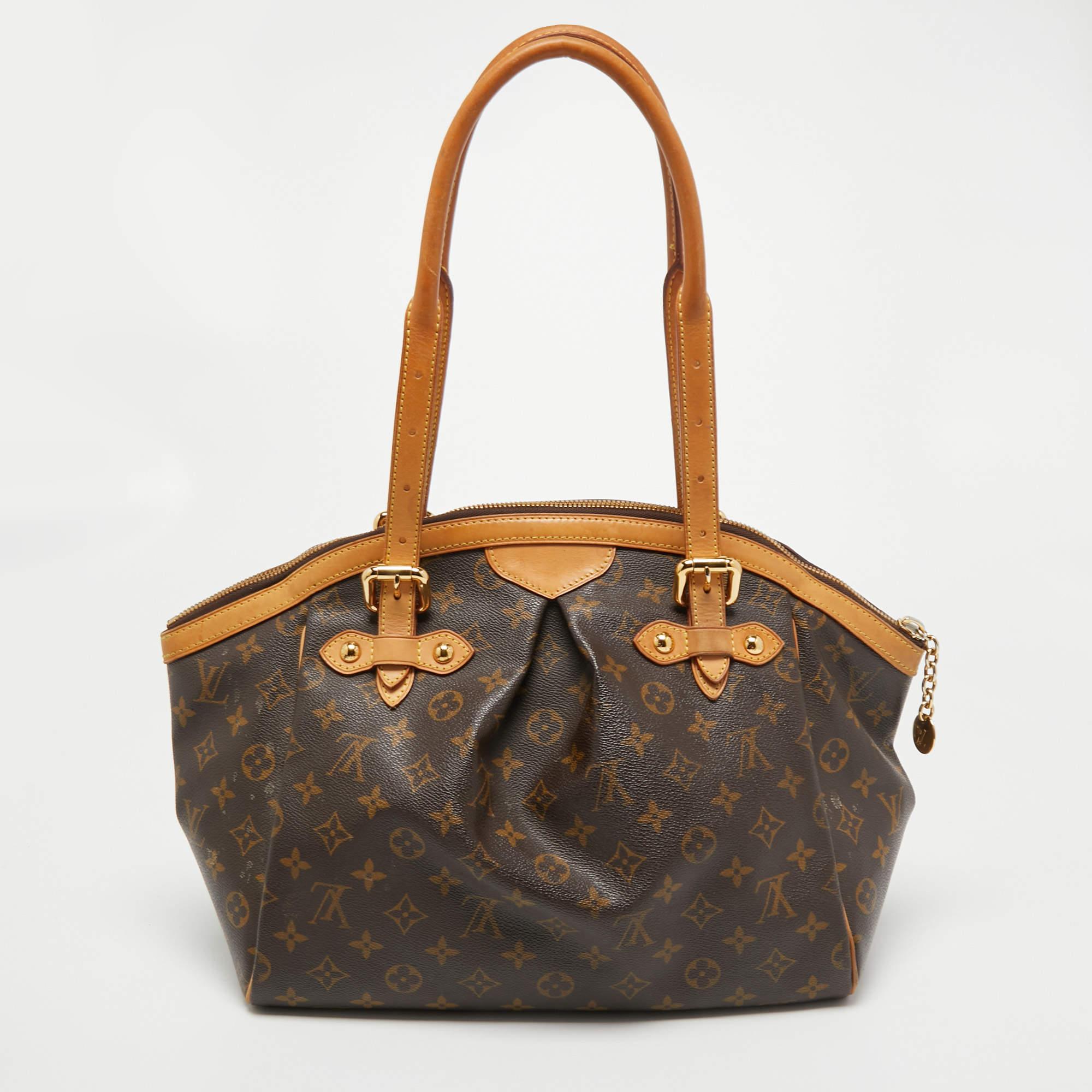 Everybody wants a handbag as good as this one. From the house of Louis Vuitton comes this gorgeous Tivoli bag that is both stylish and handy. Crafted from Monogram canvas, the bag has two sturdy handles and protective metal feet. It has a top zipper