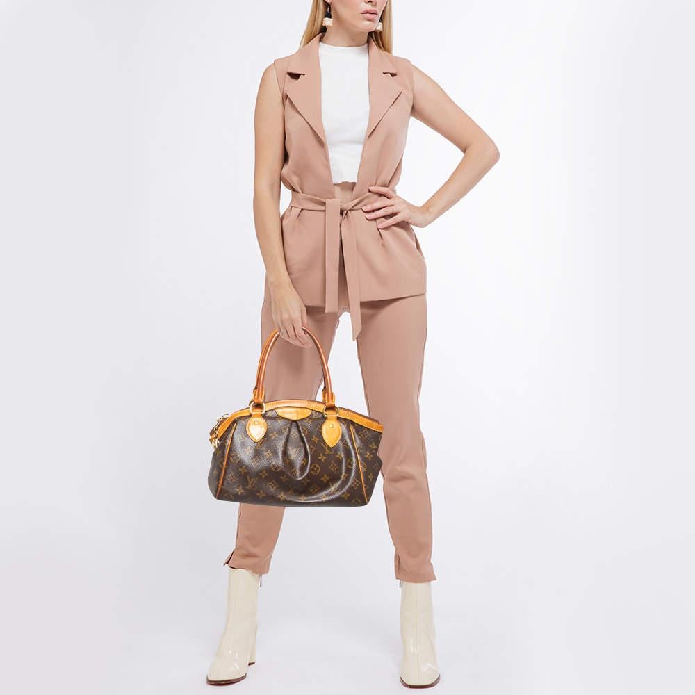Louis Vuittons creations are popular owing to their high style and functionality. This bag like all the other handbags is durable and stylish. Exuding a fine finish the bag is designed to give a luxurious experience. The interior has enough space to