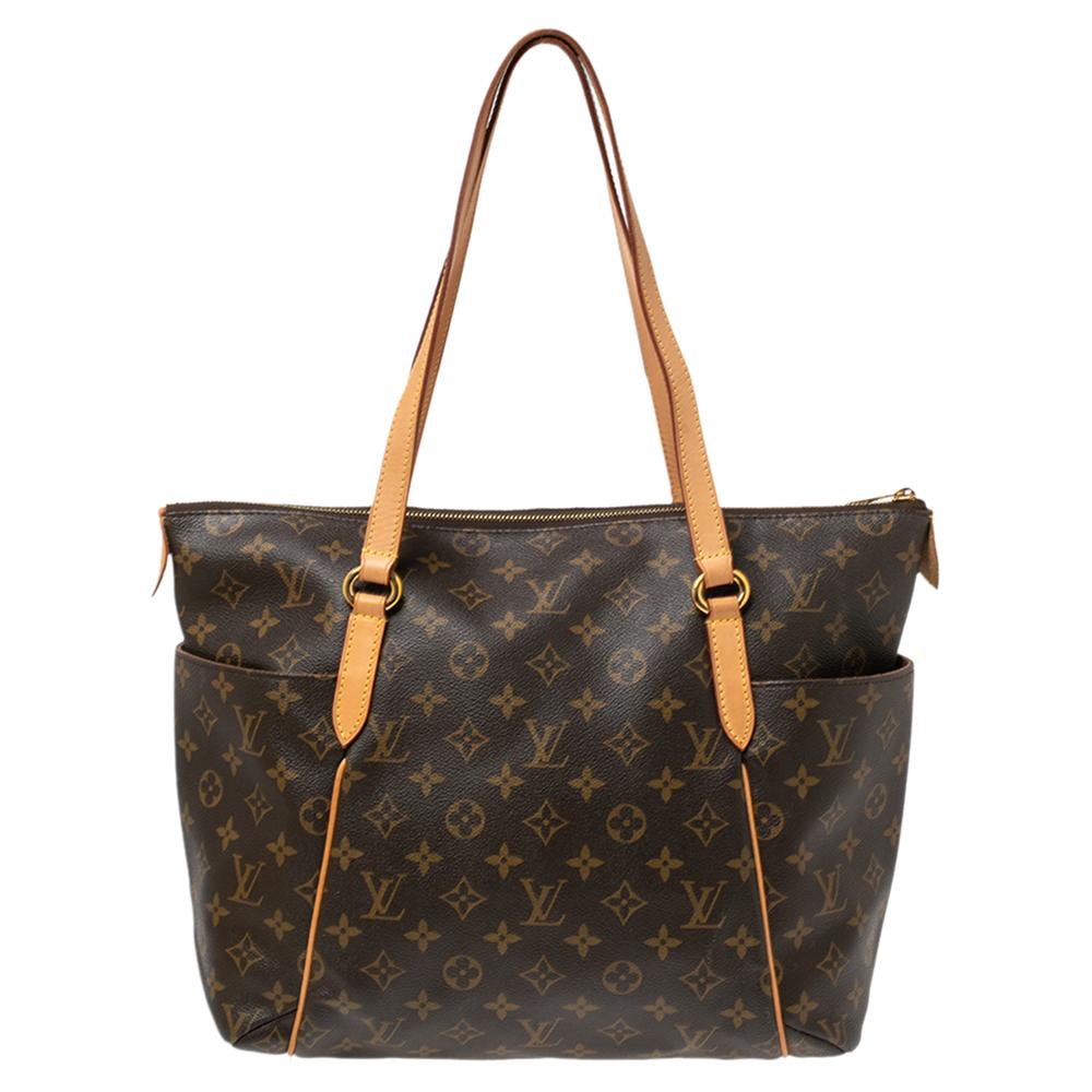 Made from Monogram canvas, this Totally MM Bag by Louis Vuitton exudes the right amount of luxury. The bag has two leather handles, a top zipper, and a capacious canvas interior. Also, it has additional open pockets on the sides of the exterior and