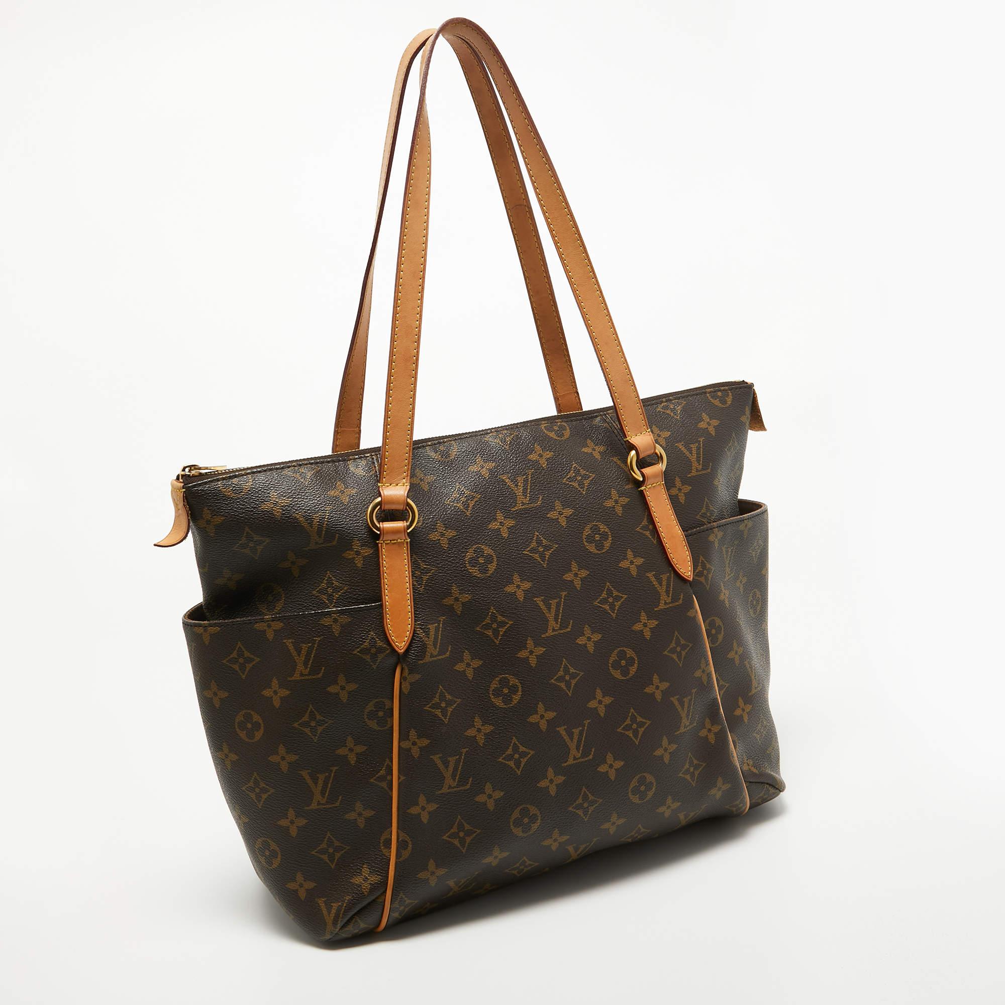 Louis Vuitton's creations are popular owing to their high style and functionality. This bag, like all the other handbags, is durable and stylish. Exuding a fine finish, the bag is designed to give a luxurious experience. The interior has enough