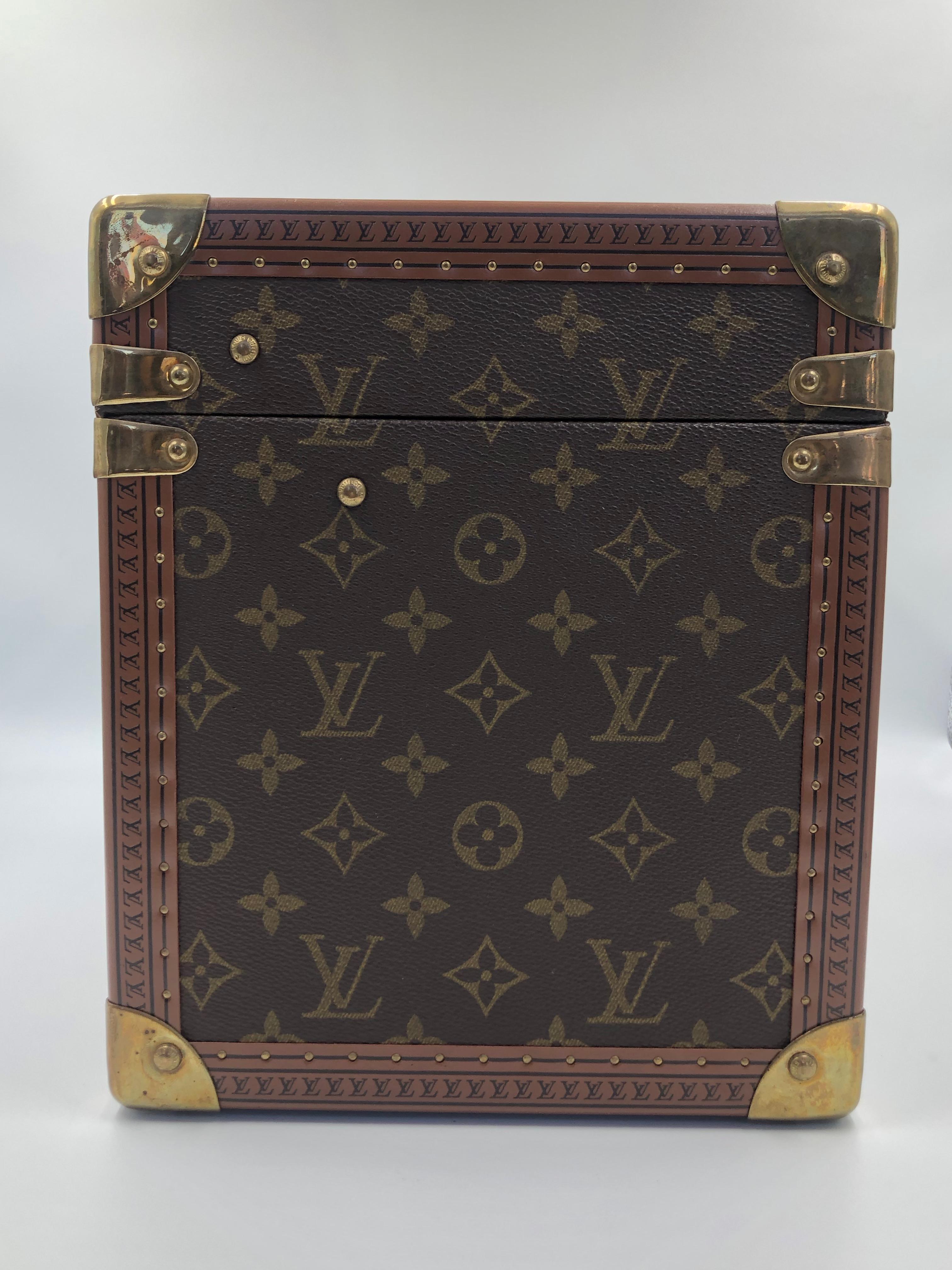 Louis Vuitton Pre-Owned monogram canvas train case featuring a top handle, multiple interior compartments, monogram print and gold-tone hardware. Removable small box with a mirror inside. Two Louis Vuitton stamped keys included with luggage tag.