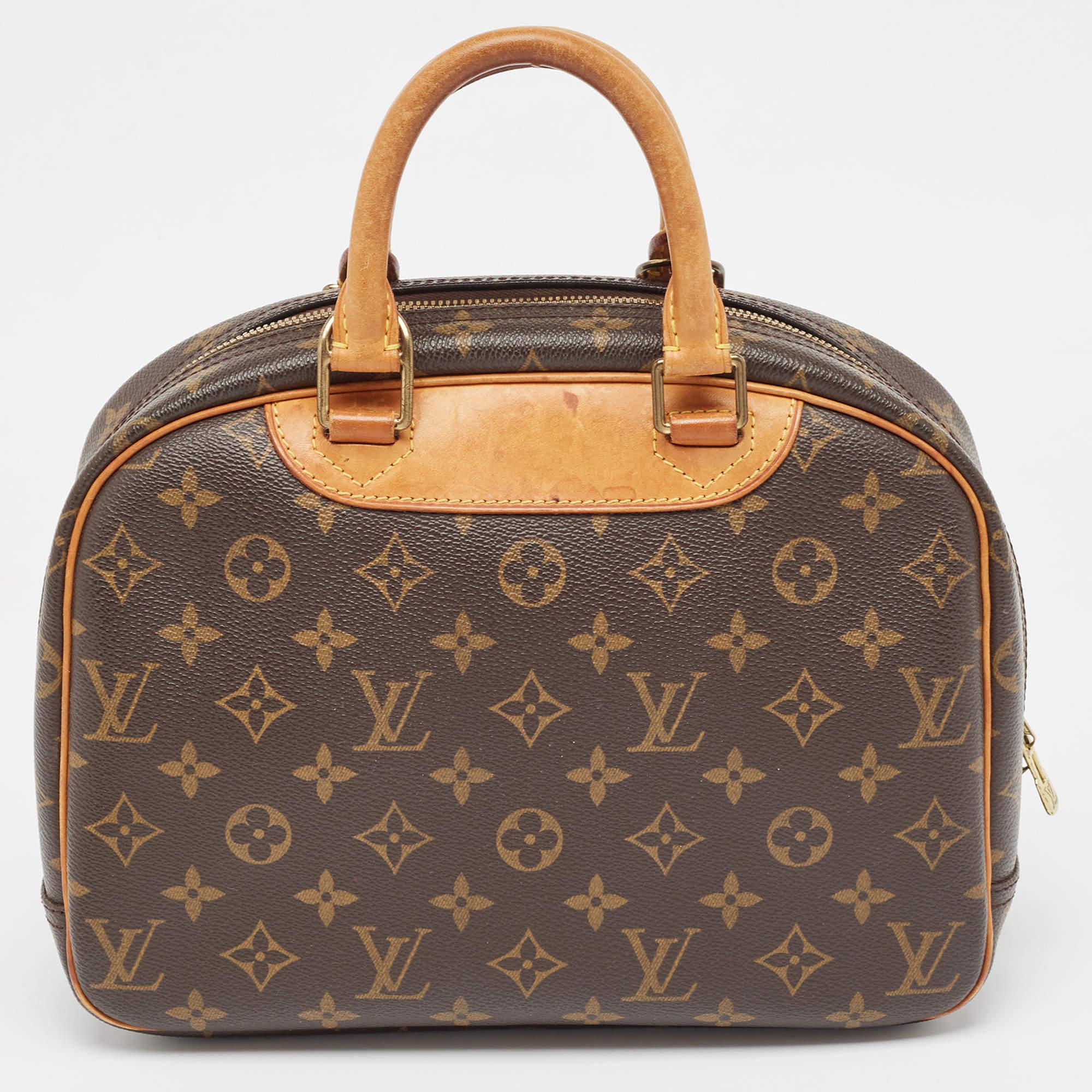 Displaying exquisite craftsmanship, this fabulous LV bag will certainly live up to your expectations. Featuring a chic design, it is made from luxe materials and has a roomy interior for carrying your essentials.

