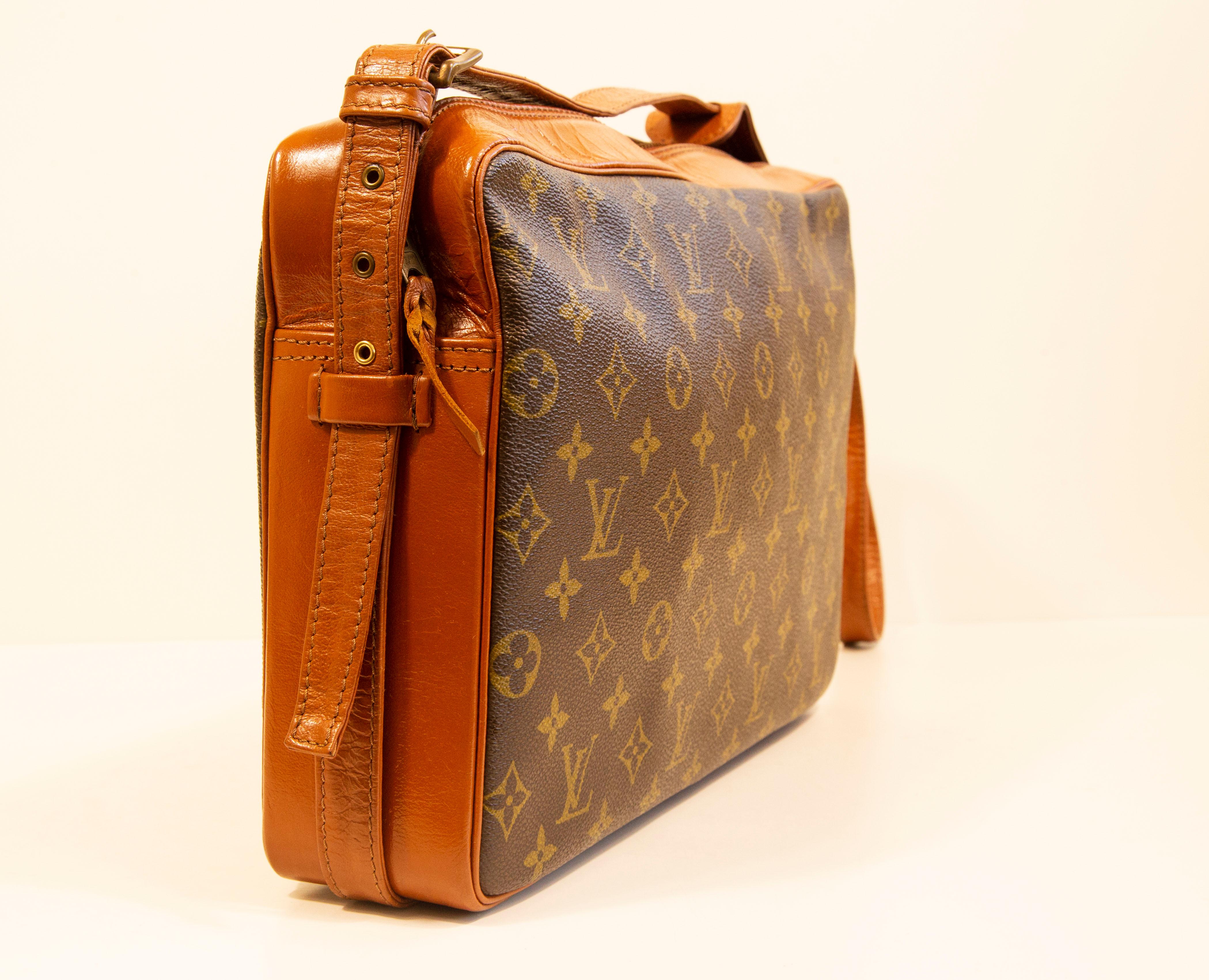 A vintage Louis Vuitton Monogram Canvas Tuileries messenger bag. The bag is made of coated canvas and leather. The interior is fully lined in leather. The interior consists of one major compartment and three side pockets of which one has a zipper.