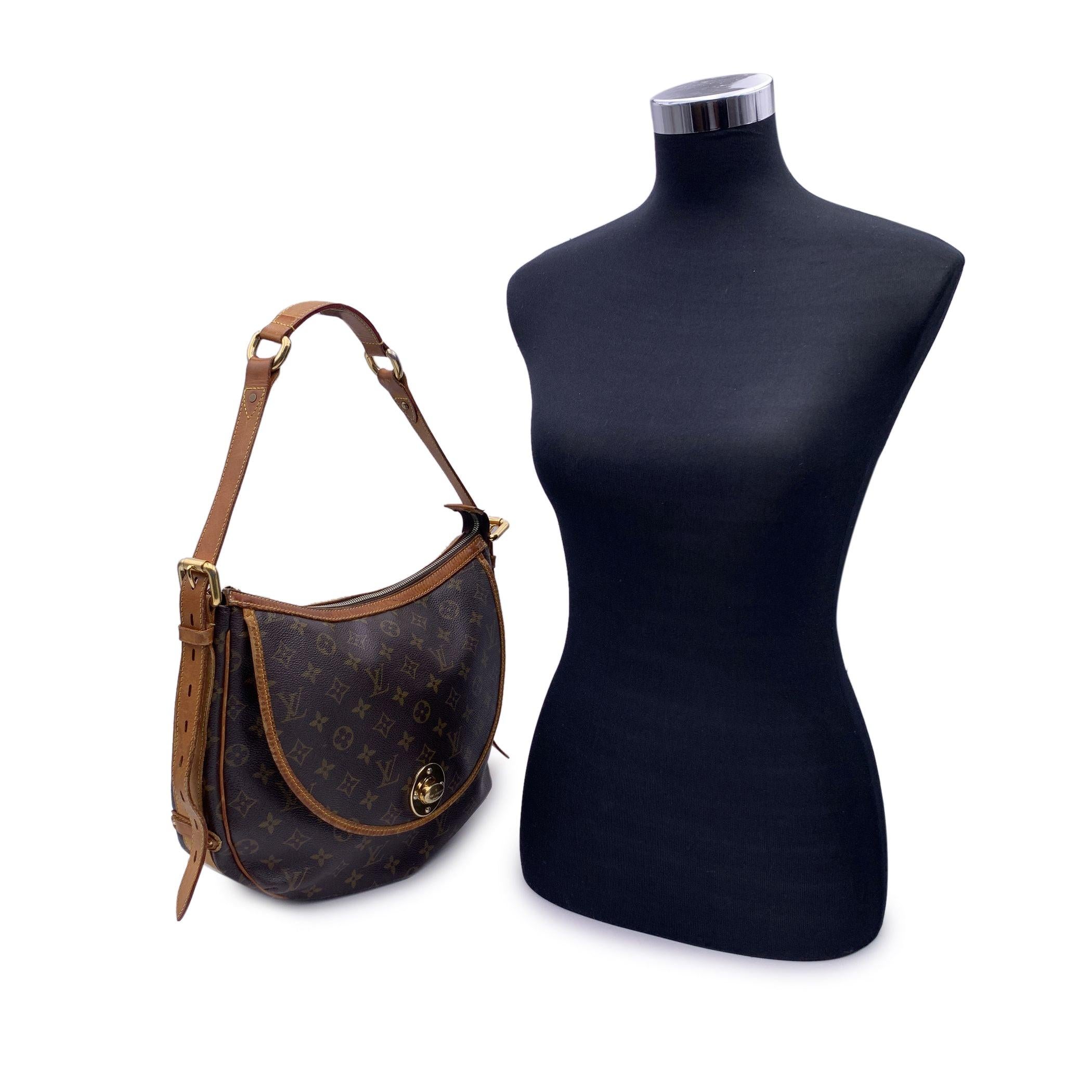 Louis Vuitton Tulum GM in timeless monogram canvas with genuine leather trim and shoulder strap. Upper zipper closure. 1 front pocket with flap. Leather shoulder strap. Canvas lined interior and 2 side pockets inside. Adjustable shoulder strap.