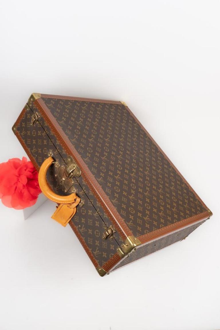 Louis Vuitton - Monogram canvas 'twin' suitcase with natural leather, lozine edges, golden brass fastener and ties. The interior is partitioned with washable beige Vuittonite. Louis Vuitton avenue Marceau n°940624 - Lock n°1010414.

Additional