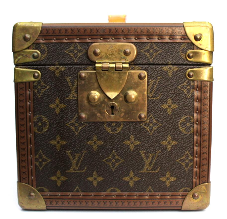 
Louis Vuitton vintage monogram beauty case, made of solid reinforced panels, brass finishes and an incredible attention to detail.

Lock with padlock that only accepts its key.Internamente equipped with a small case with mirror.

A LEGENDARY PIECE