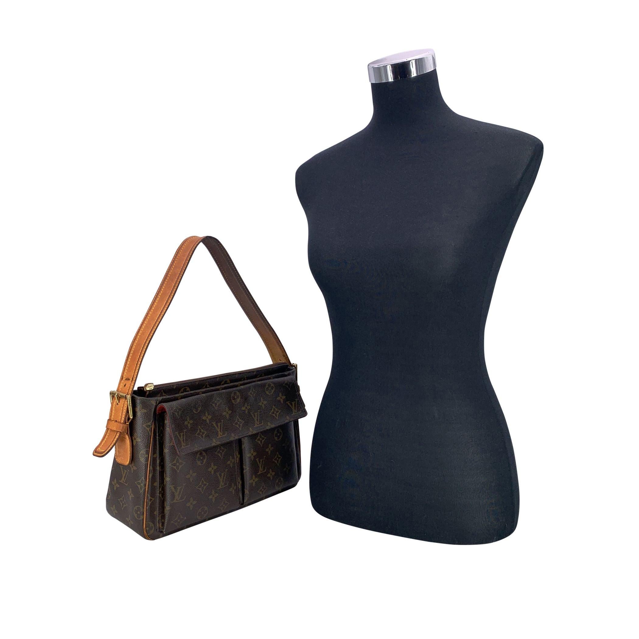 Questa raffinata borsa a tracolla Louis Vuitton è realizzata con l'iconica tela Monogram della Maison, abbinata a finiture e tracolla in pelle di vacchetta naturale per una finitura classica. Progettato per garantire stile e praticità, presenta due