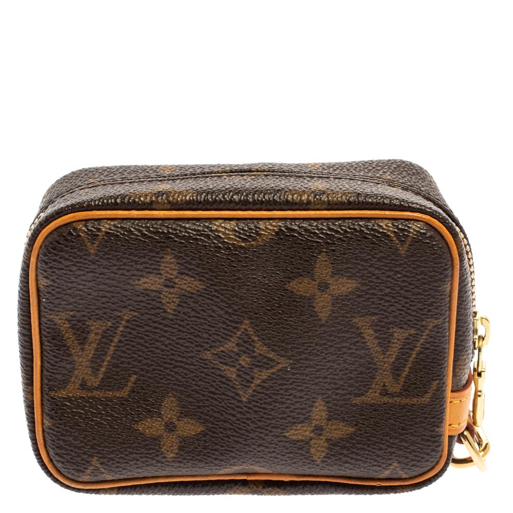 This Wapity pouch by Louis Vuitton will keep your makeup essentials handy and organized. Crafted from monogram coated canvas, it is accented with gold-tone hardware and is equipped with top zip closure. The Alcantara-lined interior houses an open