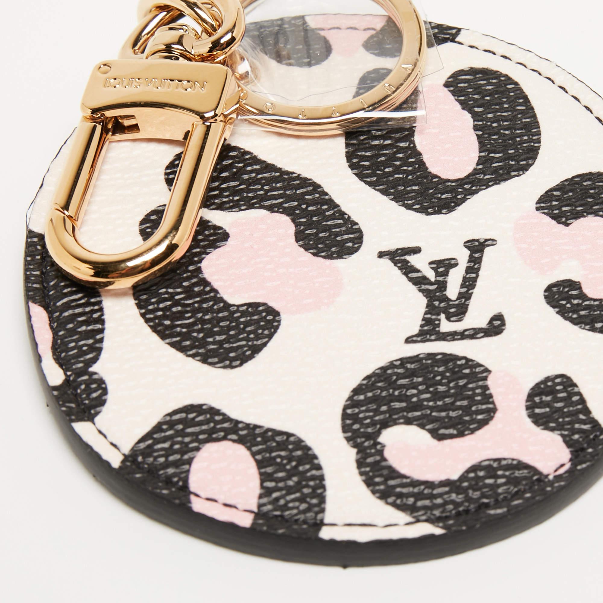 Bag charms offer a playful way to accessorize your designer bags. Made by Louis Vuitton, this creation can also be attached to your key holders, pouches, and bags.

Includes
Original Dustbag