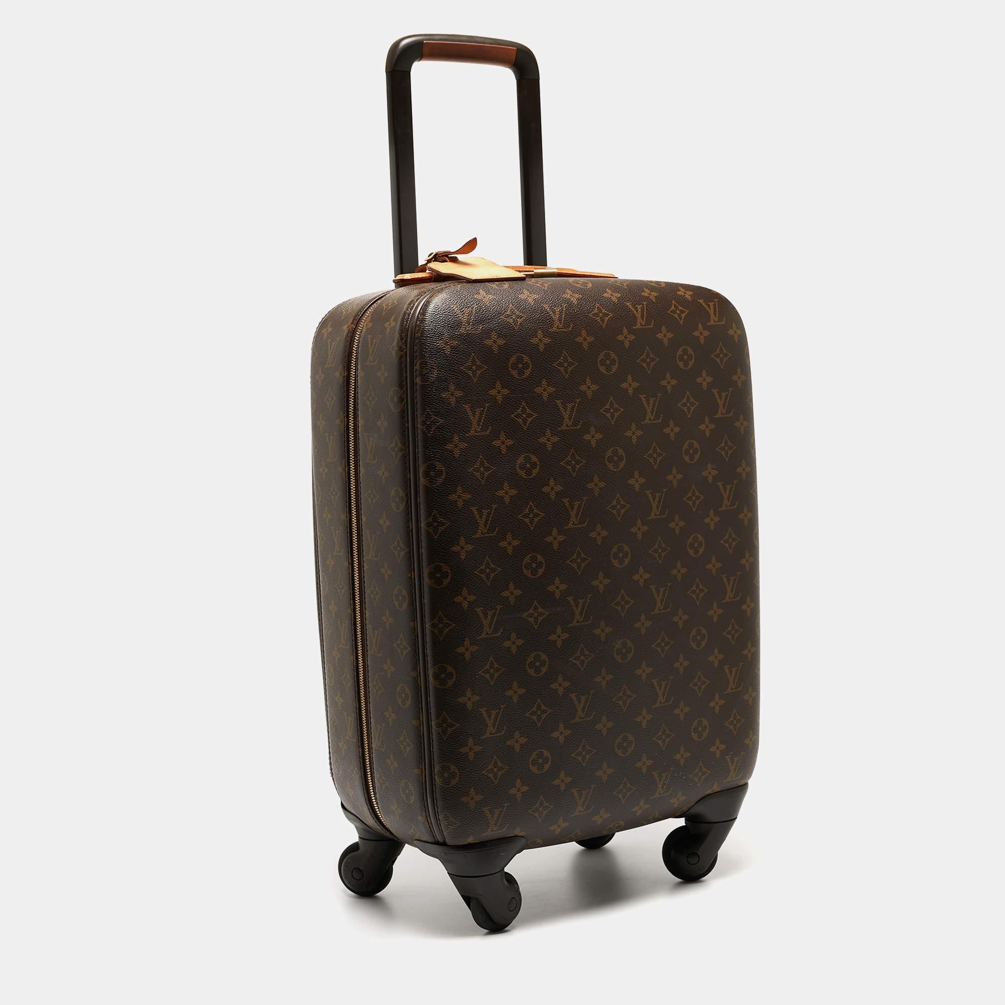 Travel to the places your heart desires with this Louis Vuitton luggage case. It is made of high-grade materials in a spacious size. Robust and ultra-mobile, it glides along smoothly on its wheels, while its ingeniously arranged interior boasts many