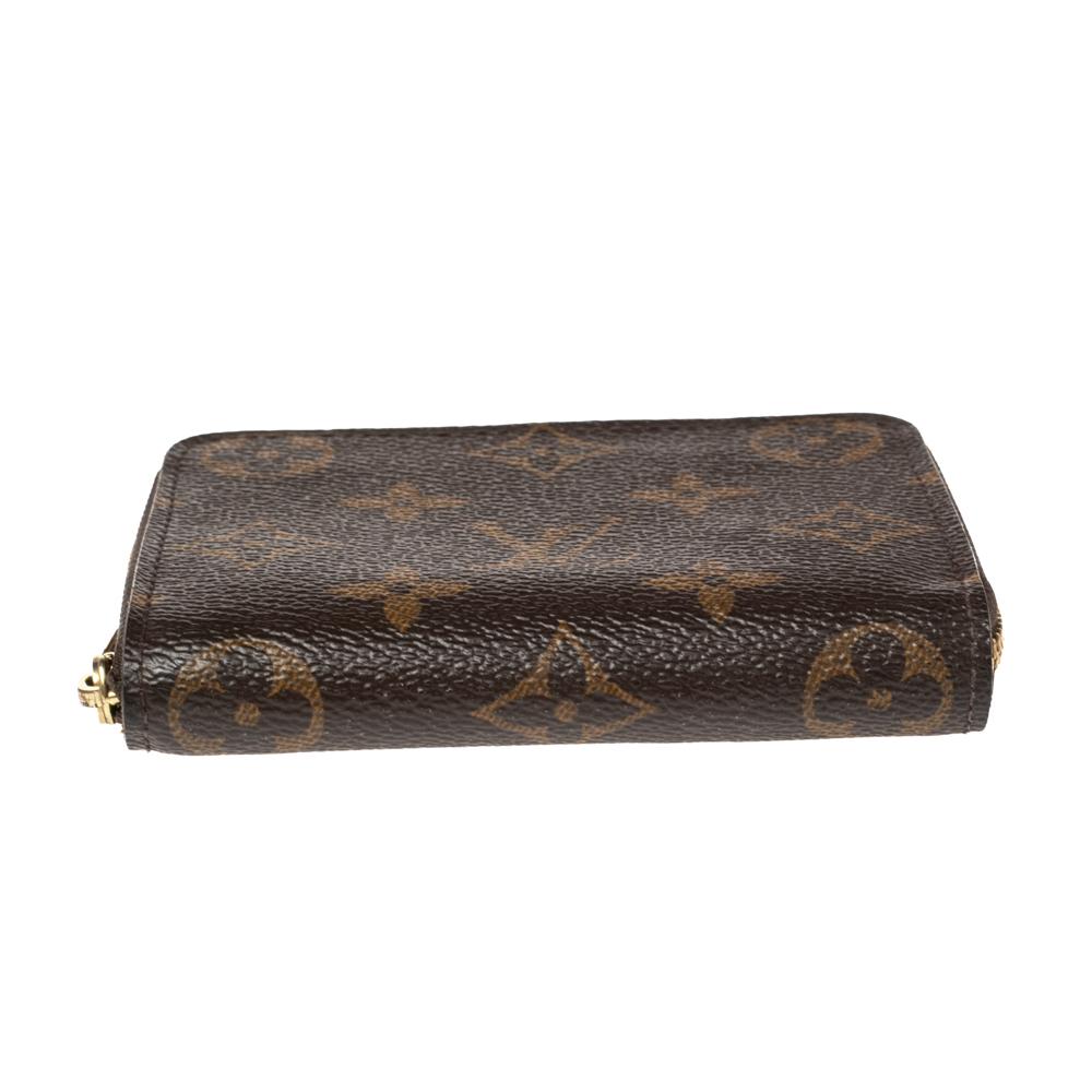 This Louis Vuitton Zippy coin purse is conveniently designed for everyday use. Crafted from the brand's Monogram coated canvas, it has a wide zip closure that opens to reveal multiple slots and leather-lined compartments for you to neatly arrange