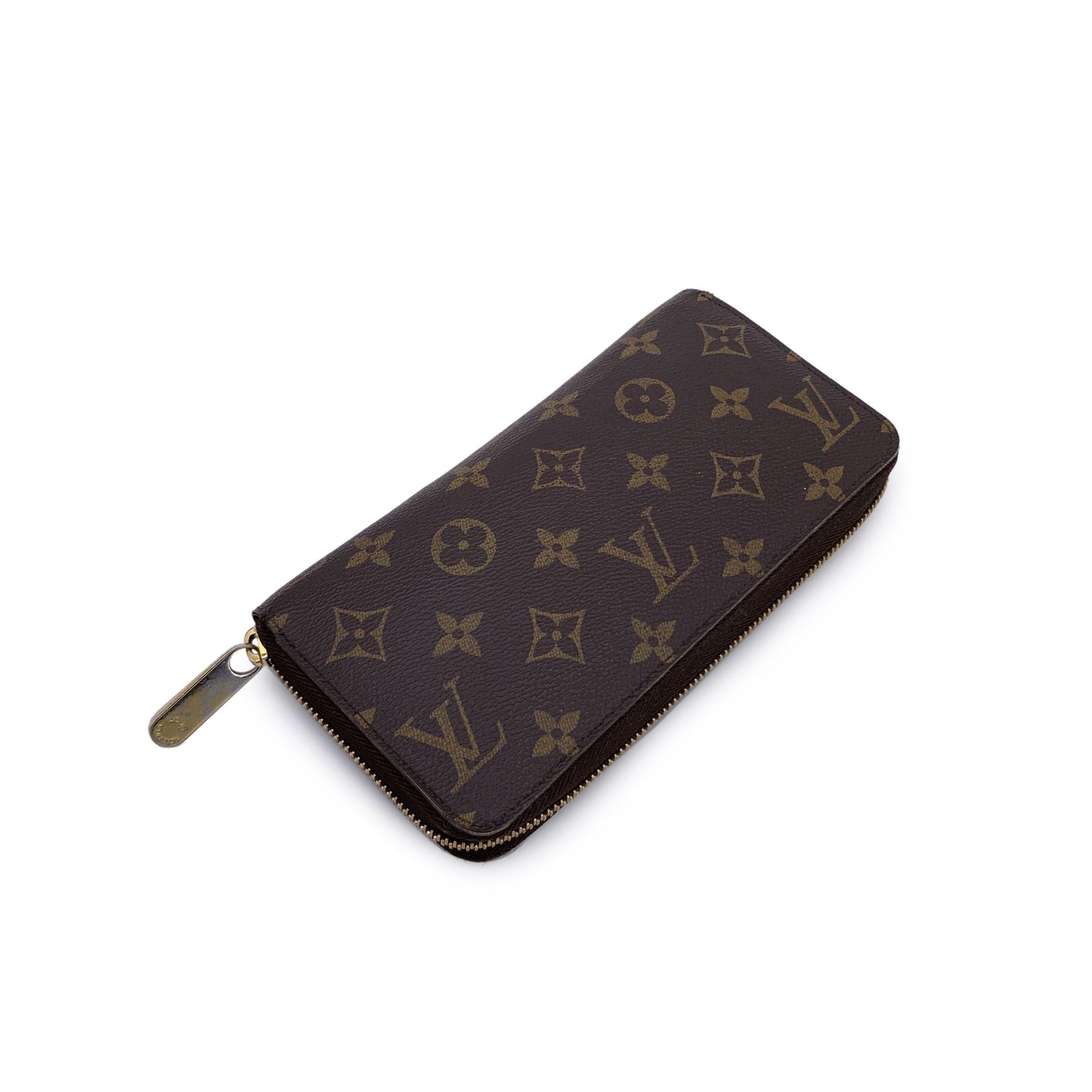 Questo bellissimo articolo sarà accompagnato da un certificato di autenticità fornito da Entrupy. Il certificato verrà fornito senza alcun costo aggiuntivo Il portafoglio Louis Vuitton Monogram Canvas Zippy, modello M41895, è la combinazione