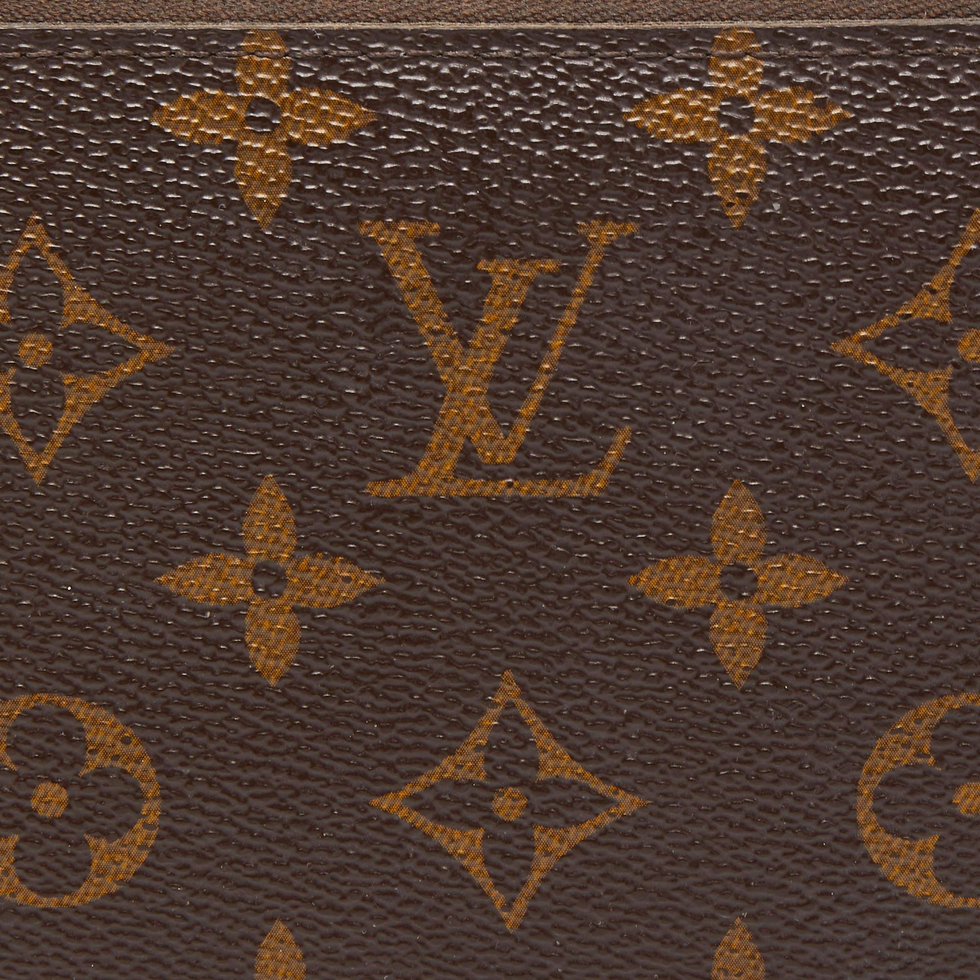 With a rich heritage and meticulous workmanship, each creation of Louis Vuitton is sure to impress you with its notable features. This Zippy wallet is conveniently designed for everyday use. Crafted from Monogram Canvas, it is paired with a