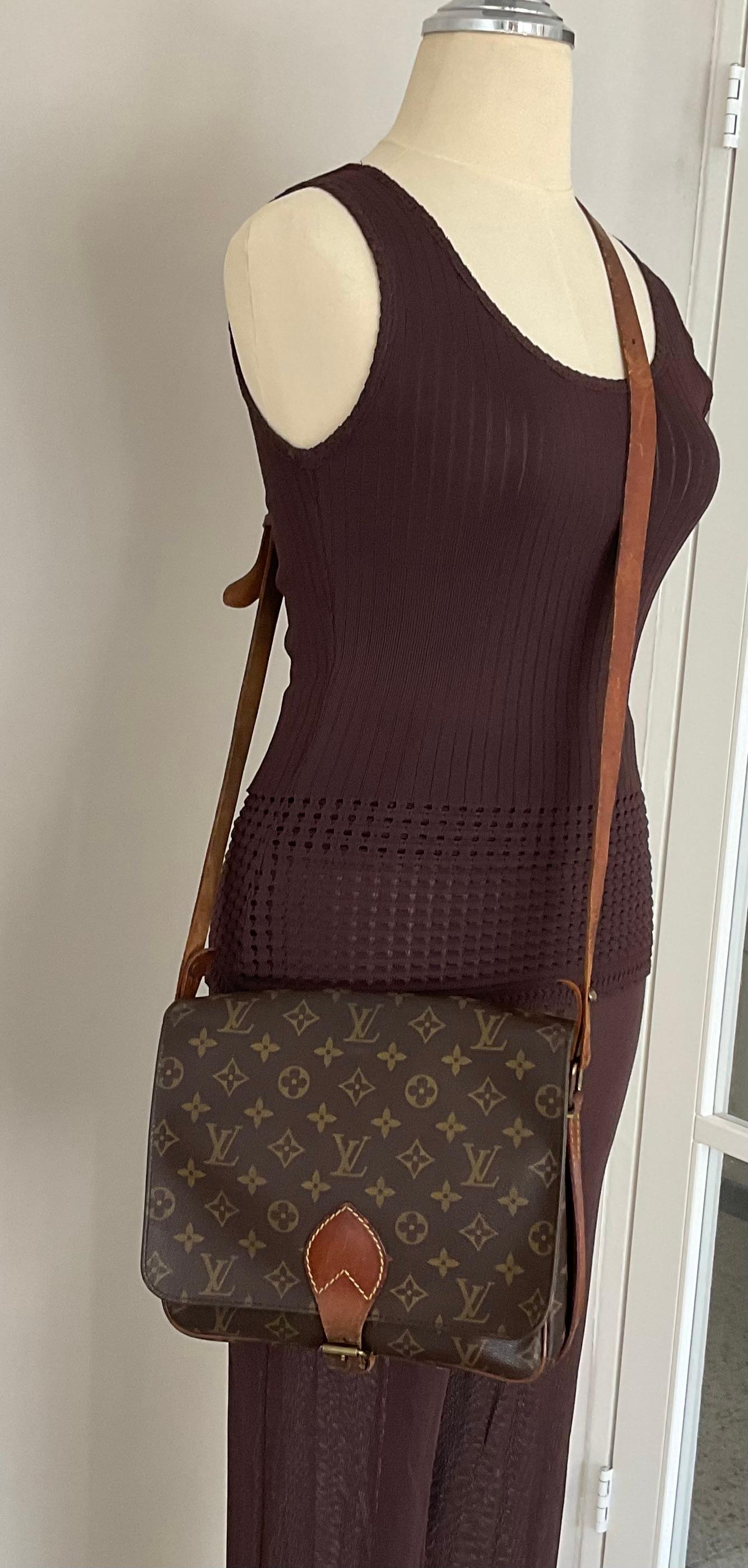 Cet authentique sac Louis Vuitton Cartouchière de septembre 1991 est un bel exemple de l'élégance intemporelle qui définit la Maison. Fabriquée au début des années 1990, cette pièce reflète l'âge d'or du design Louis Vuitton, lorsque la