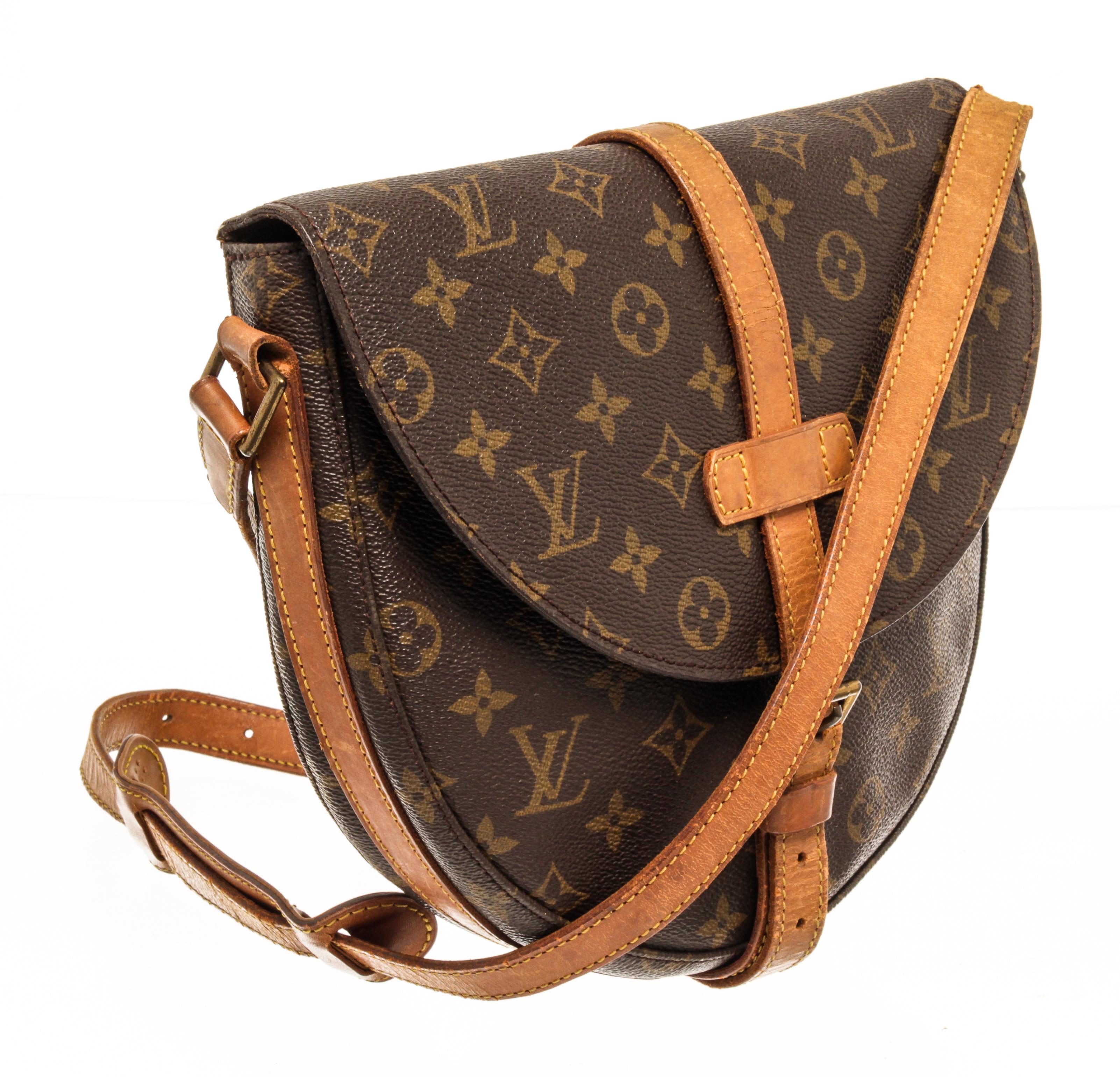Louis Vuitton Monogram Chantilly GM crossbody bag with brown leather interior, one zip interior pocket, adjustable strap, gold hardware, flap closure.

74650MSC