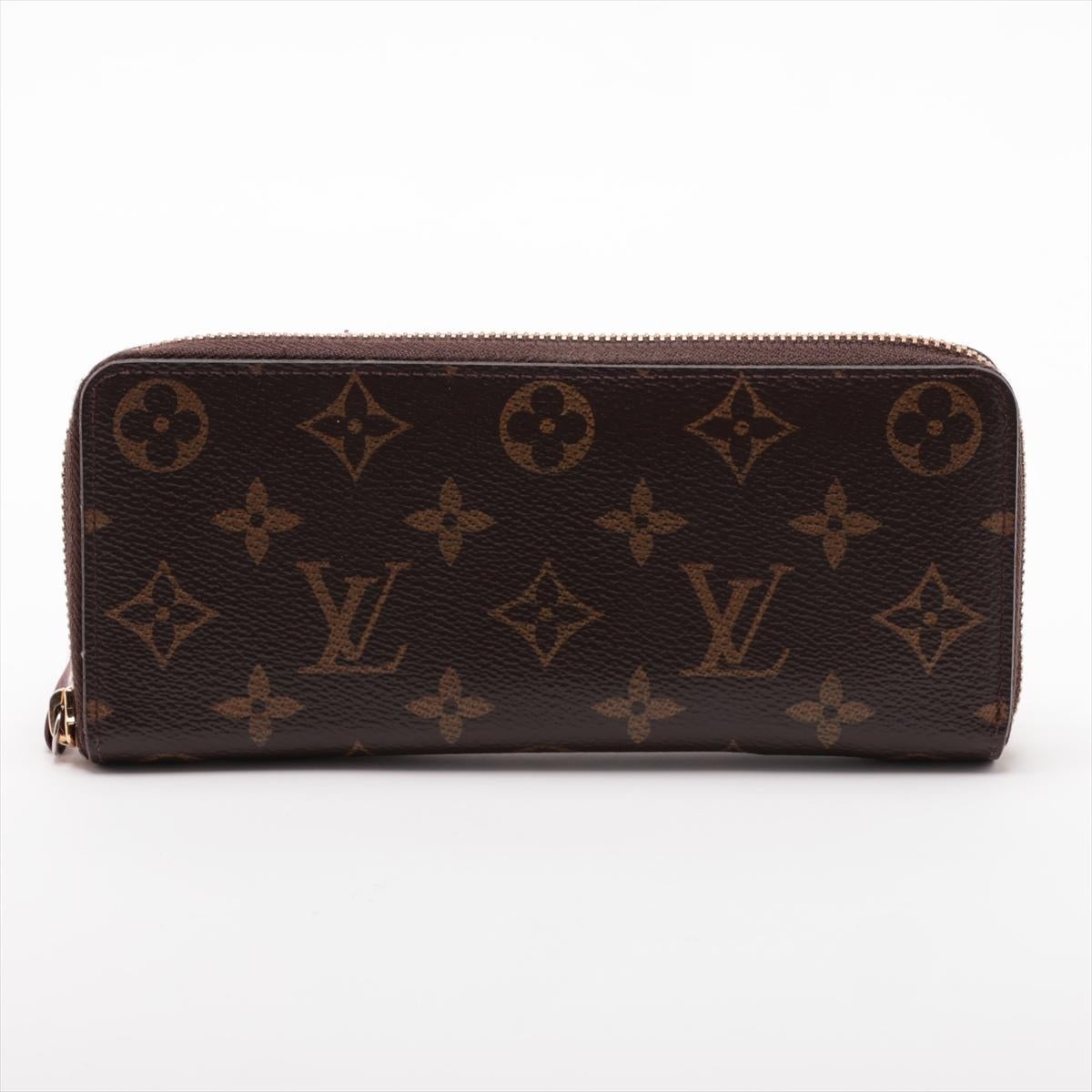 Il portafoglio lungo Monogram Clémence Zippy Louis Vuitton in fucsia è un accessorio chic e funzionale che unisce il lusso alla praticità quotidiana. Realizzato con l'iconica tela Monogram, il portafoglio presenta una silhouette elegante e sottile,