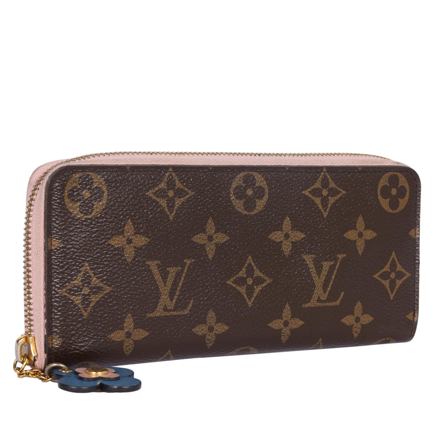 Autentico portafoglio Louis Vuitton Clemence con monogram e zip. Tela Monogram con tirazip in pelle rosa e blu, finiture dorate, 8 scomparti per i cc, sezione centrale con cerniera, 2 sezioni per le banconote. 

DIMENSIONE
7.5 