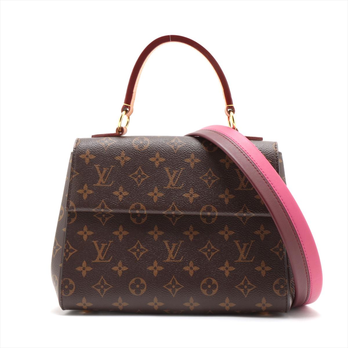 Die Louis Vuitton Monogram Cluny BB ist eine elegante und kompakte Handtasche für die moderne Frau. Gefertigt aus dem kultigen Louis Vuitton Monogram Canvas. Die Tasche hat eine strukturierte Silhouette mit Glattlederbesatz. Die goldfarbenen