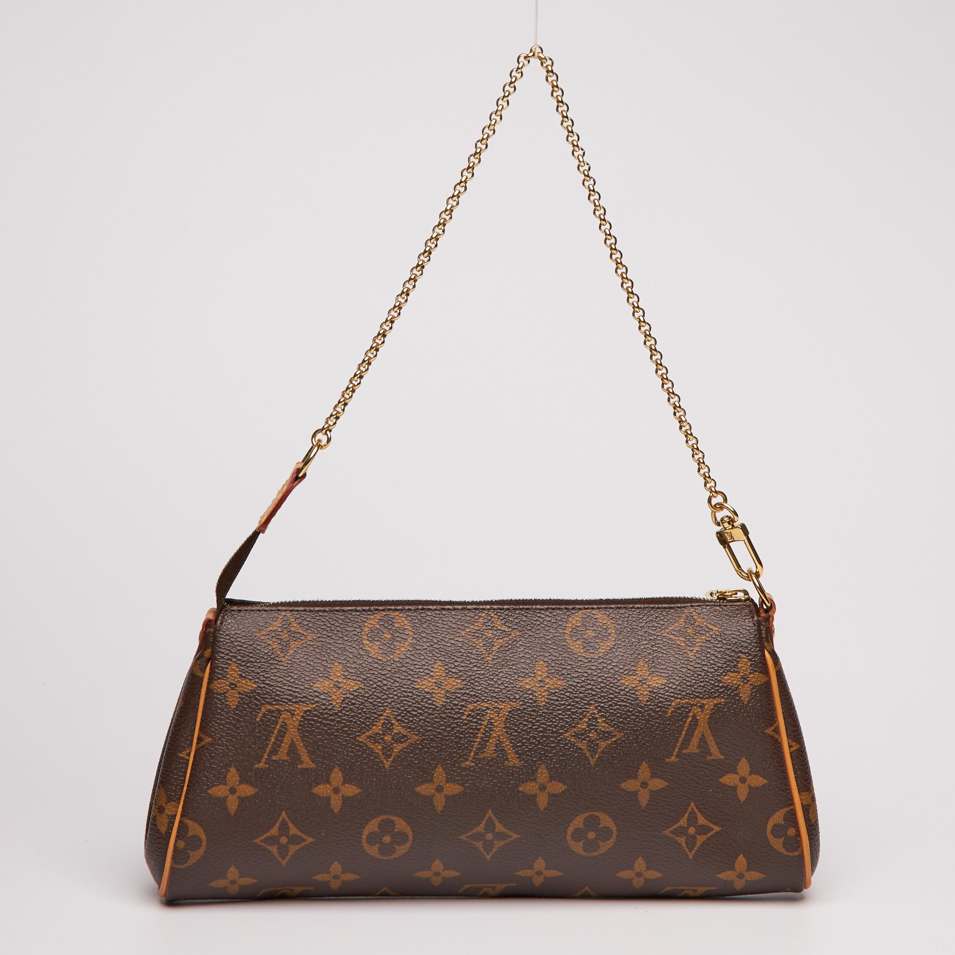 This and versatile bag is made of classic Louis Vuitton monogram coated canvas. This clutch features an elegant polished brass chain strap, a vachetta leather shoulder strap, matching trim, and a Louis Vuitton signature nameplate on the front. The