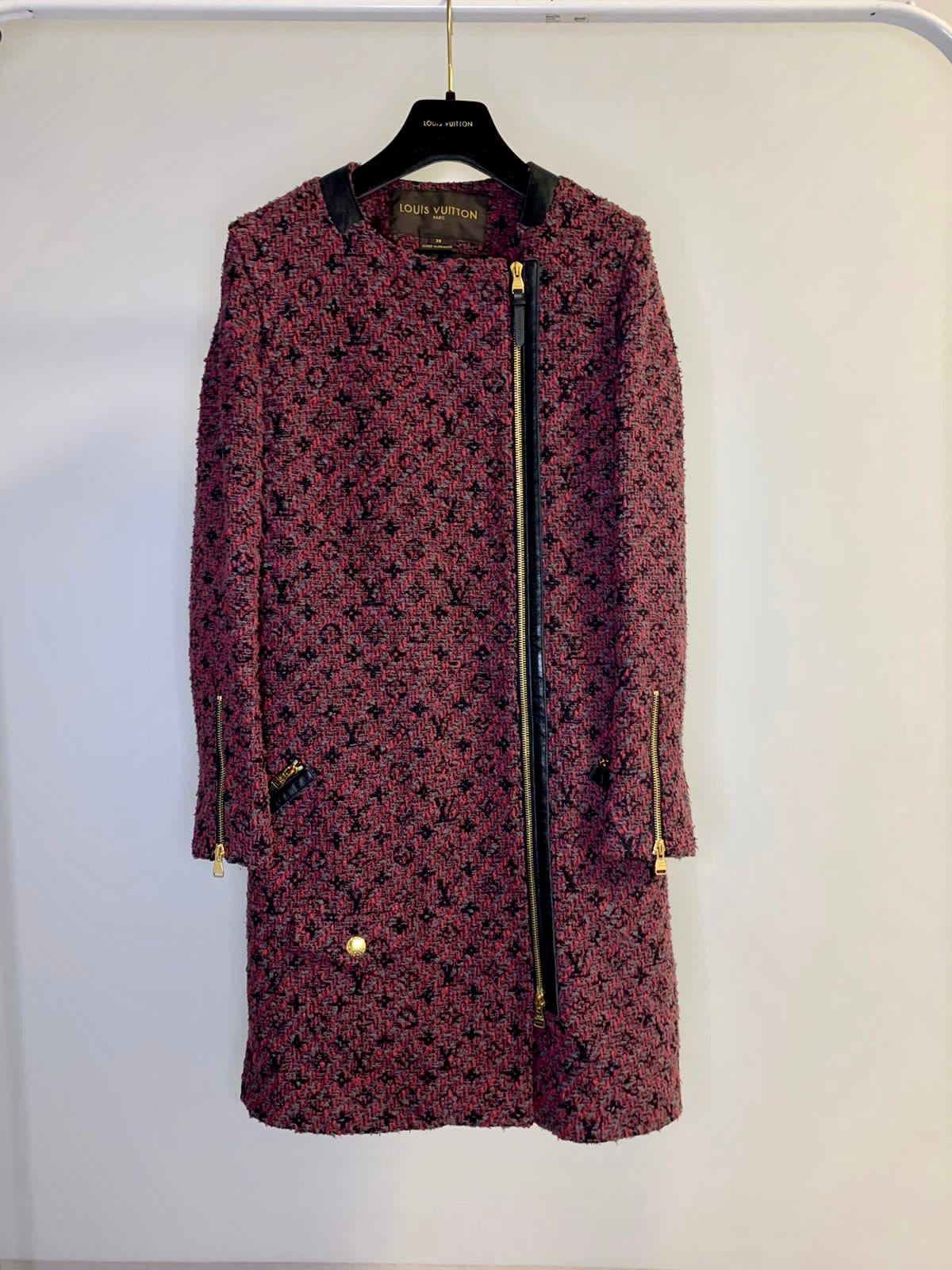 Louis Vuitton Coates/abito.
Taglia 38.
Condizioni di zecca.
Coates/abito, le maniche sono staccabili. Hardware GHW.
