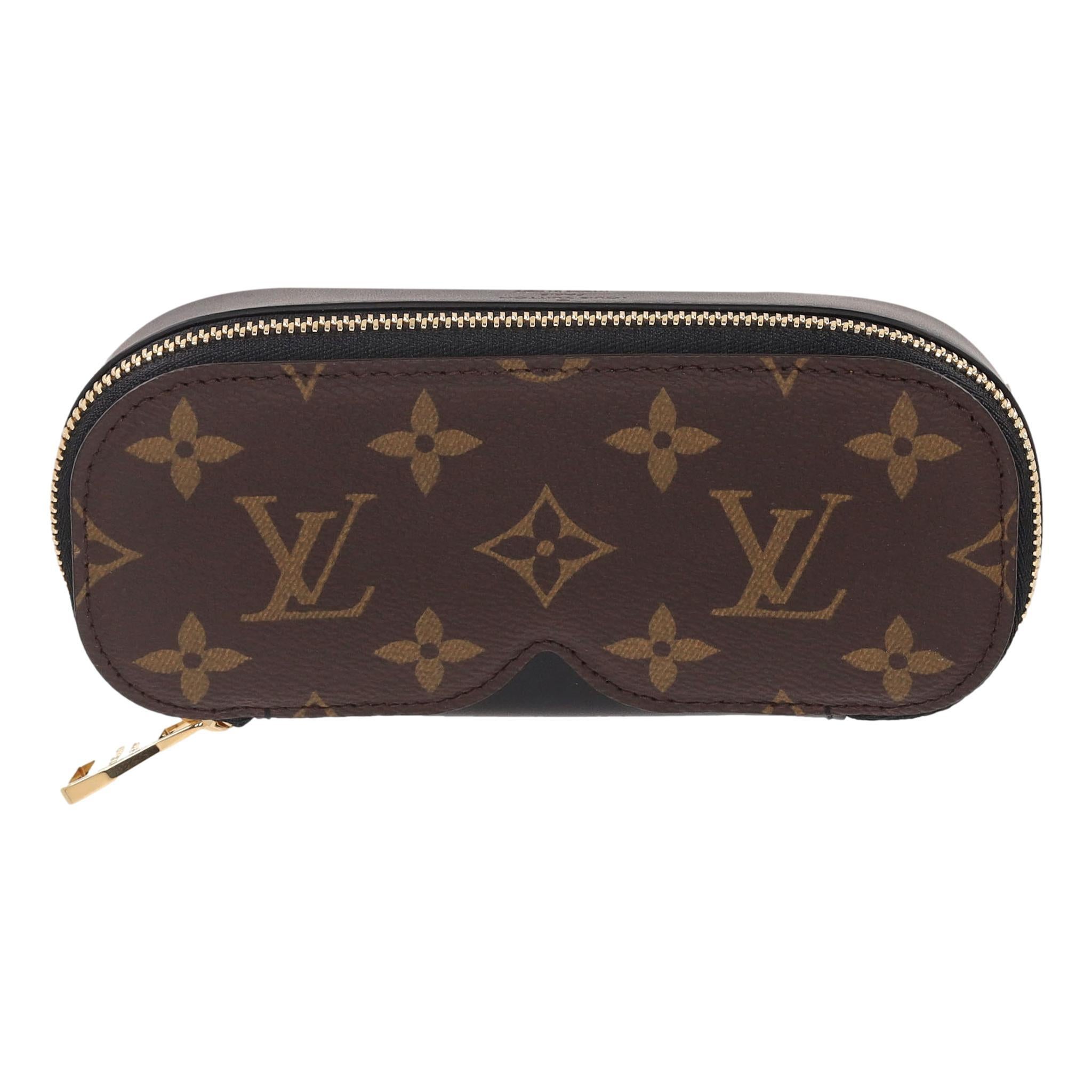 Louis Vuitton Monogram Beschichtetes Segeltuch & Leder Sonnenbrillenetui GM

Schwarzes Sonnenbrillenetui aus Leder mit dem charakteristischen Monogram Eclipse aus beschichtetem Canvas auf der Außenseite.

Mit goldenen Beschlägen und eingraviertem